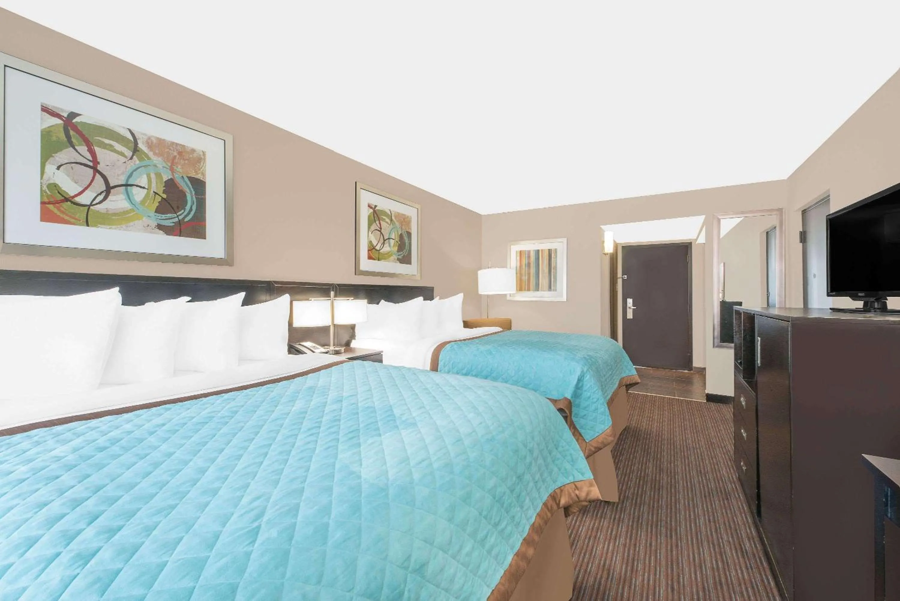 Photo of the whole room, Bed in Wyndham Garden Midland