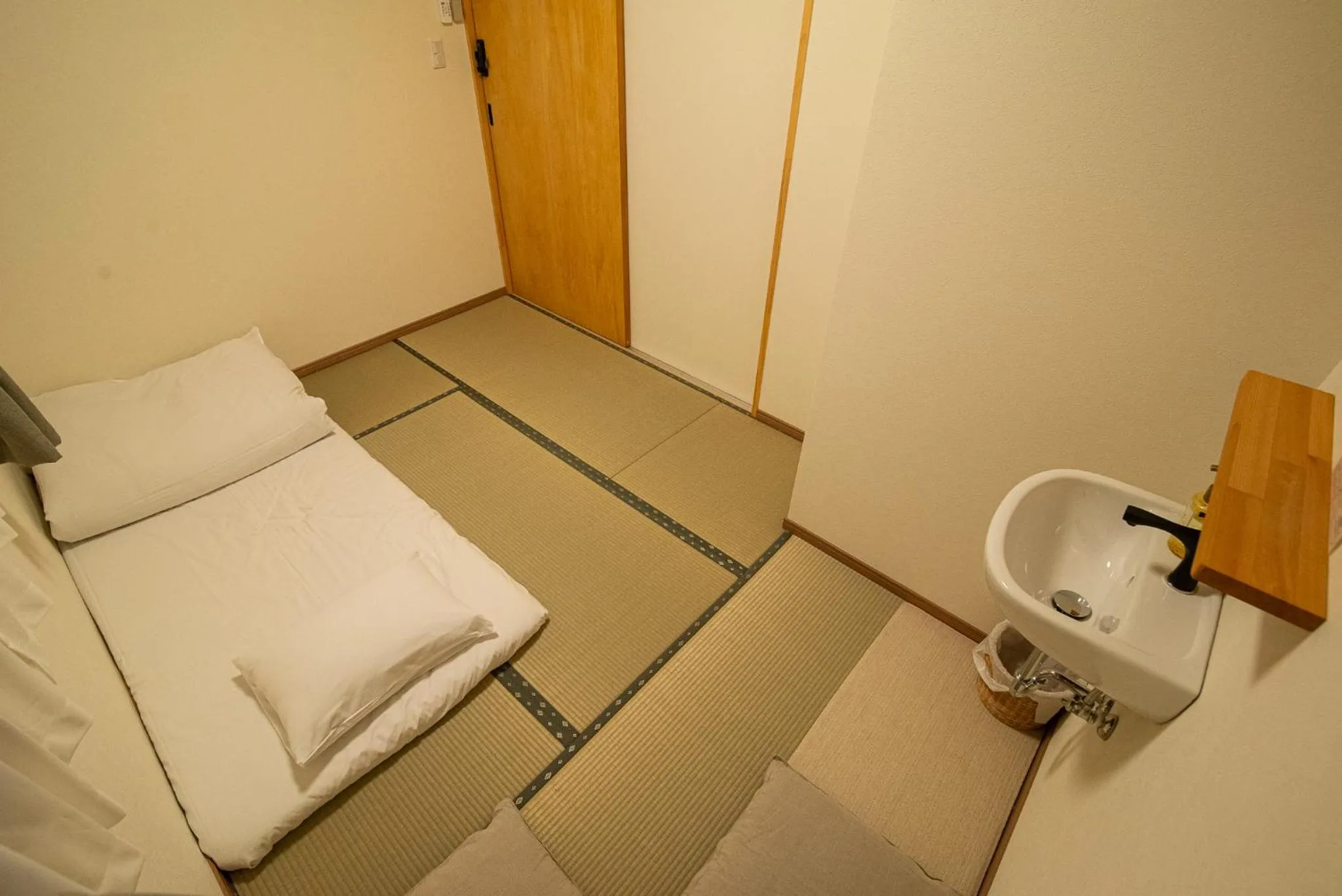 Bed in BED N CHILL Shippoya 七宝屋