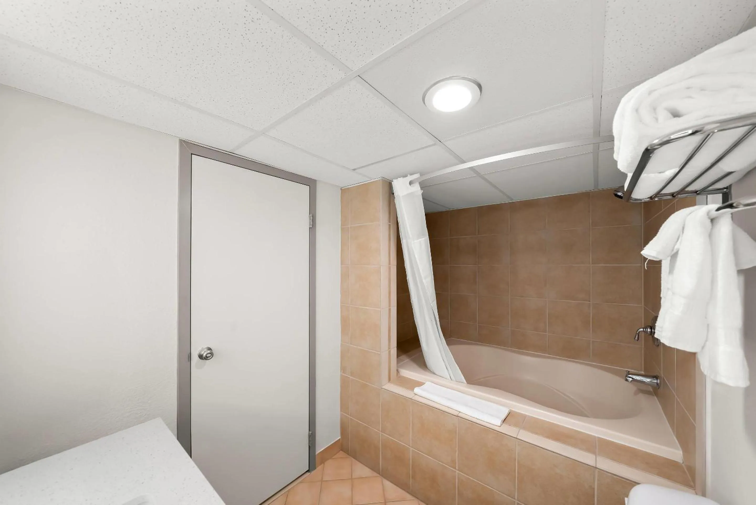 Bedroom, Bed in Suburban Studios, Kearney