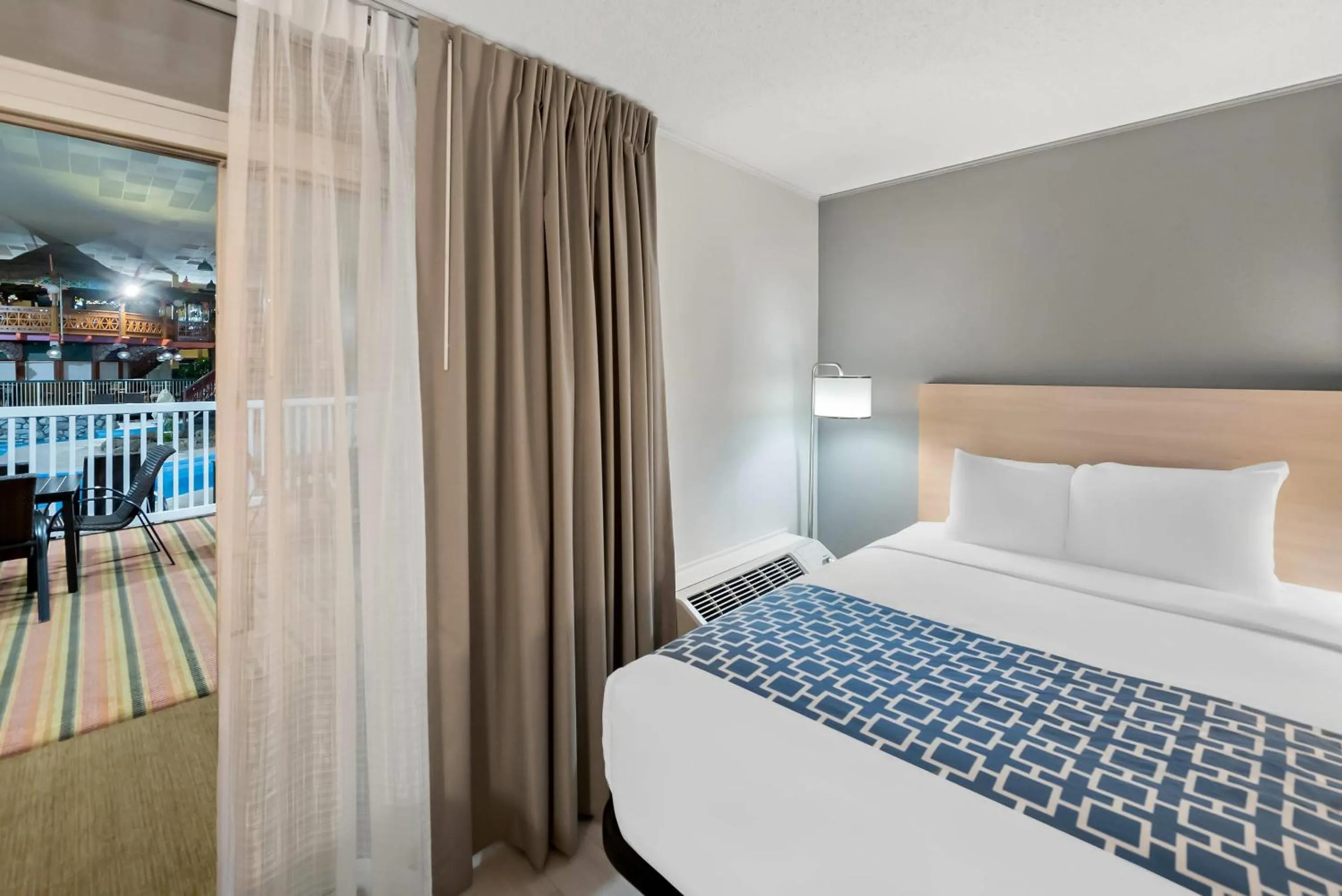 Bedroom, Bed in Suburban Studios, Kearney