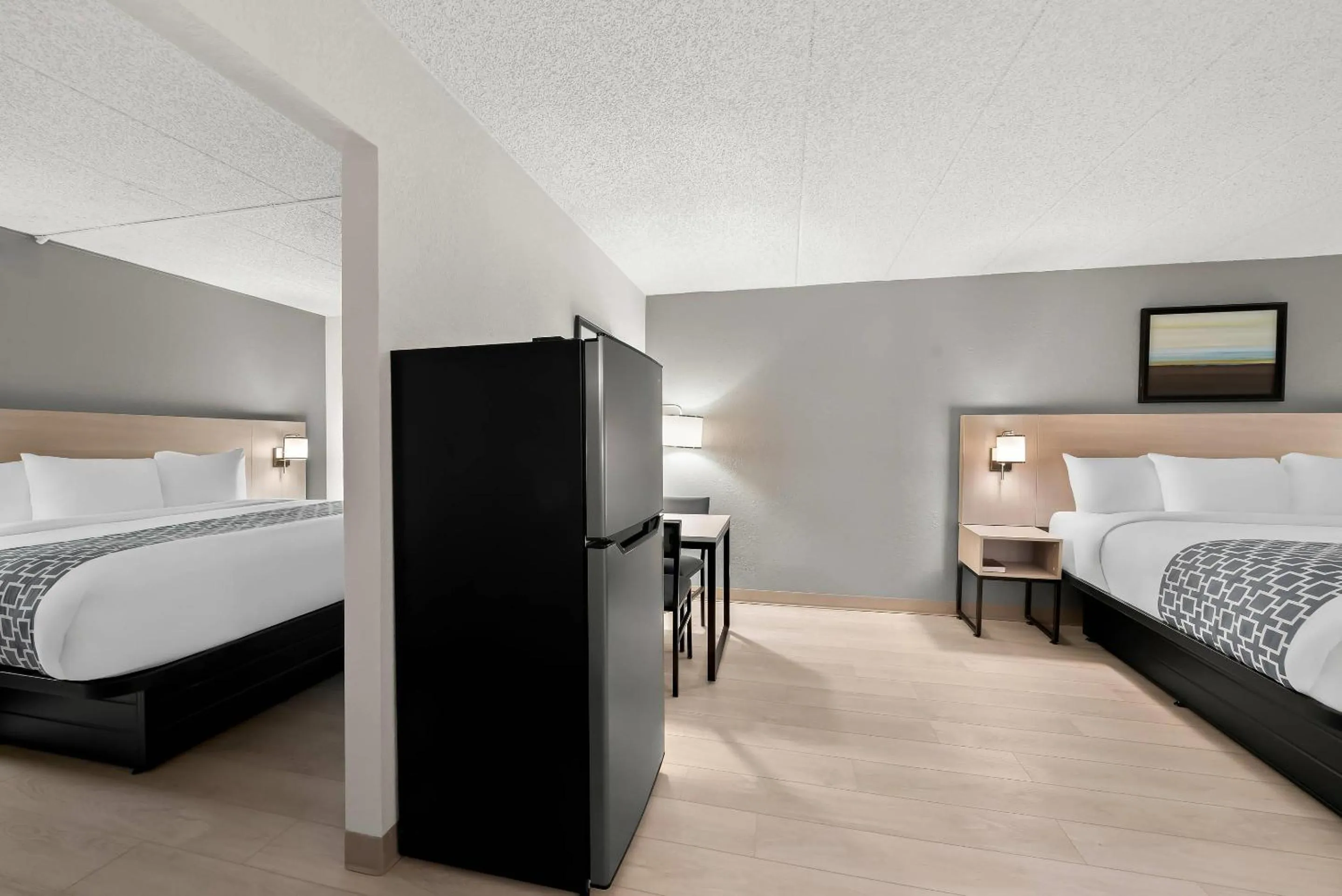 Bedroom, Bed in Suburban Studios, Kearney