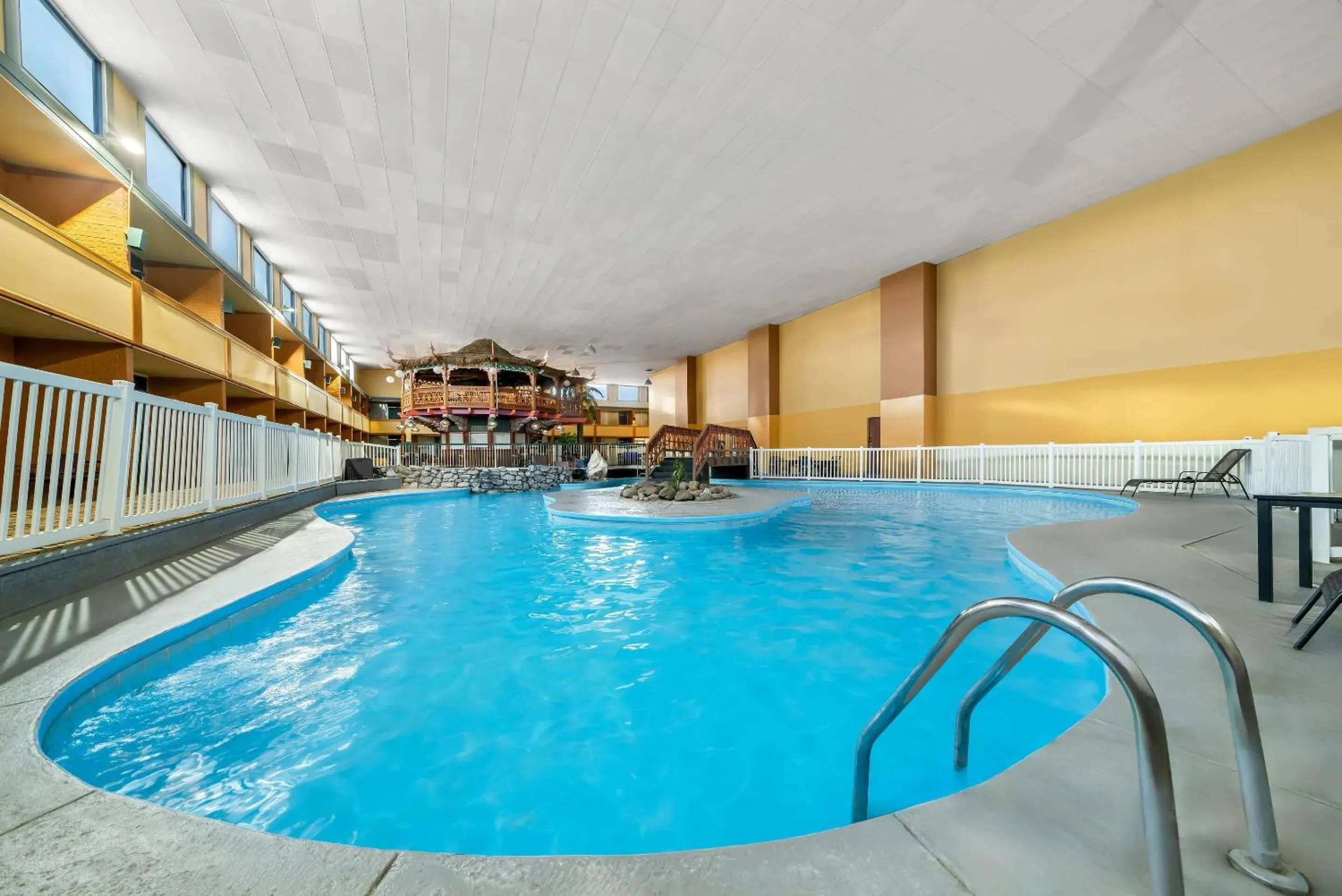 Swimming pool in Suburban Studios, Kearney