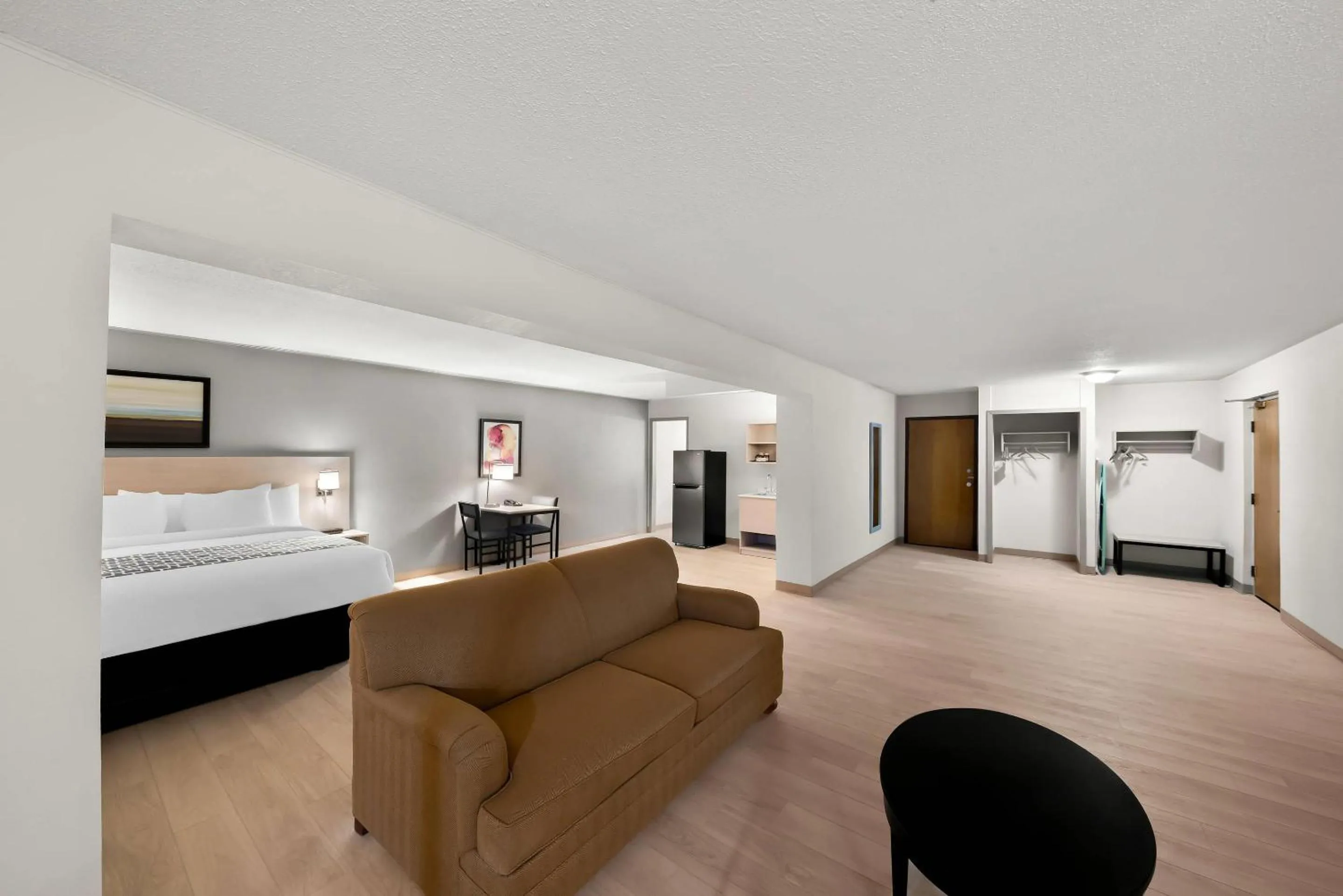 Bedroom, Bed in Suburban Studios, Kearney