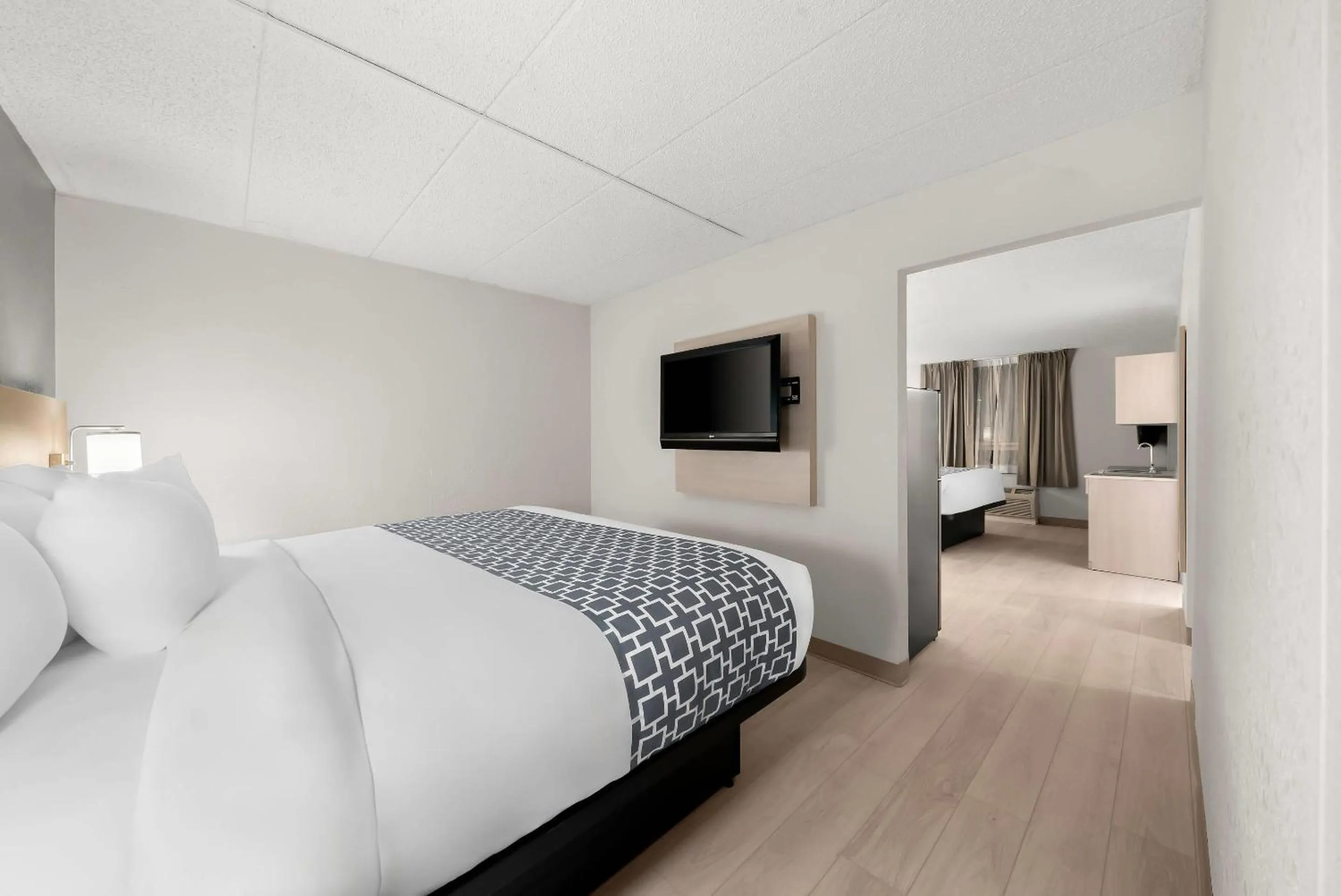 Bedroom, Bed in Suburban Studios, Kearney