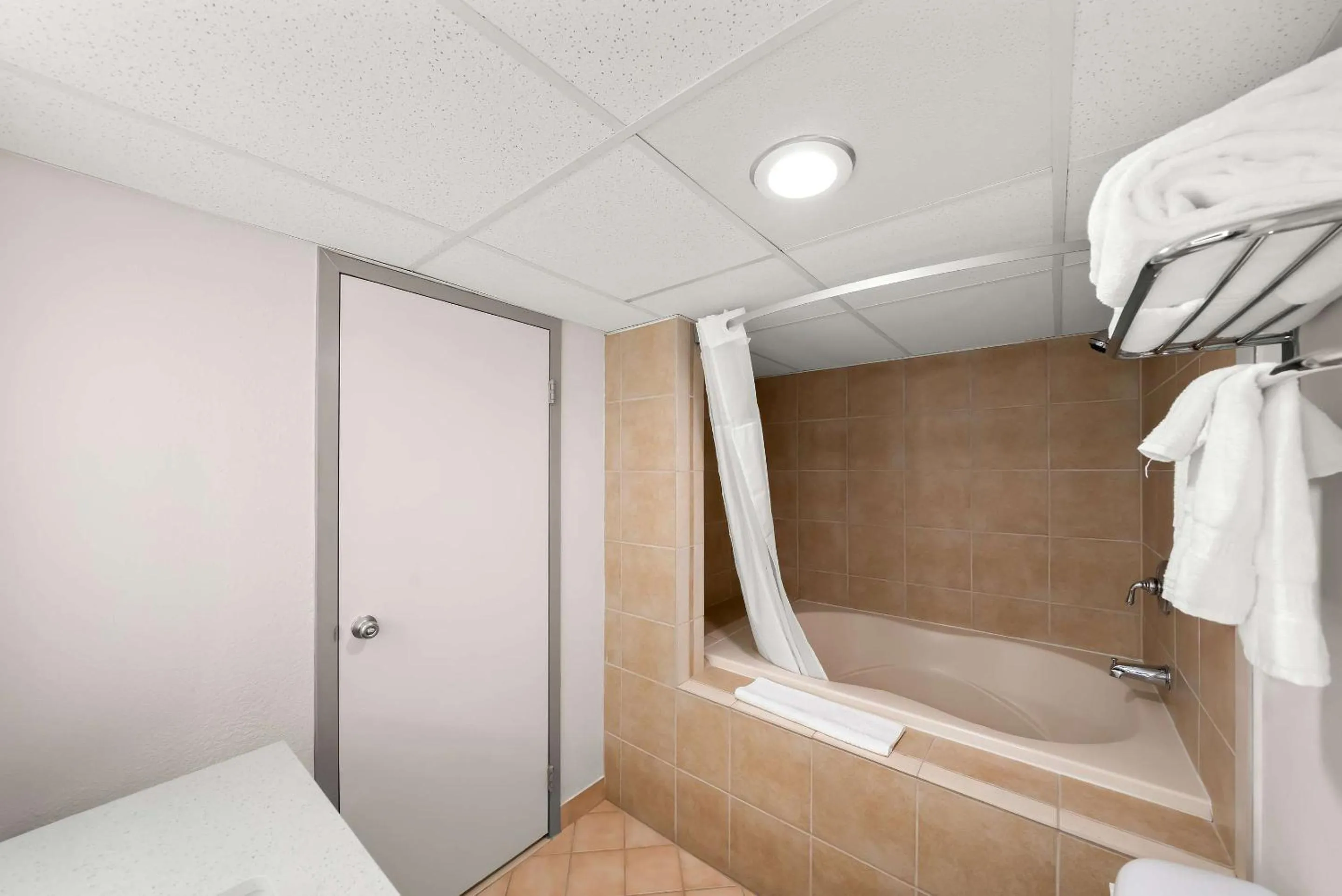 Bedroom in Suburban Studios, Kearney