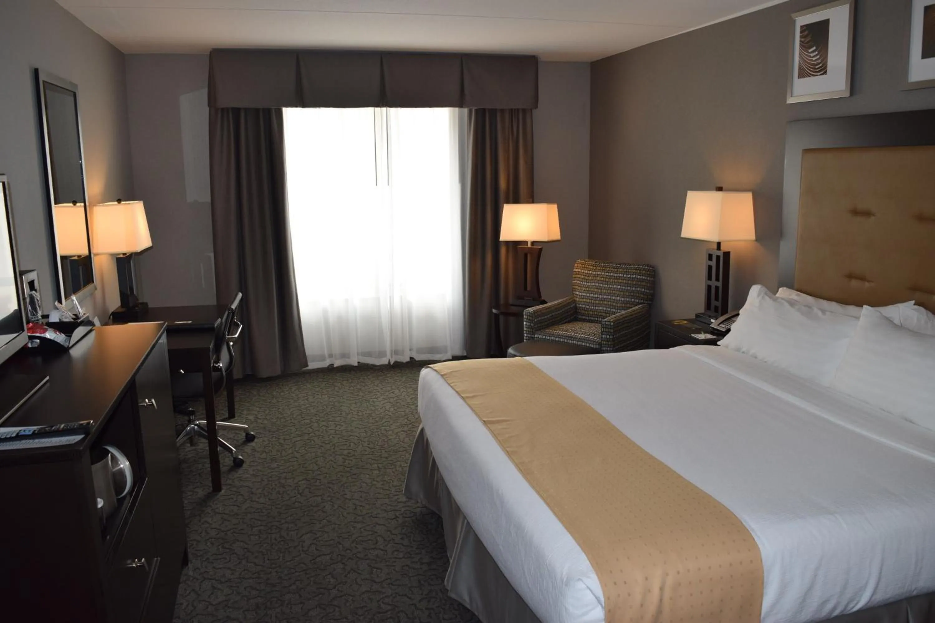 Photo of the whole room, Bed in Holiday Inn and Suites East Peoria by IHG