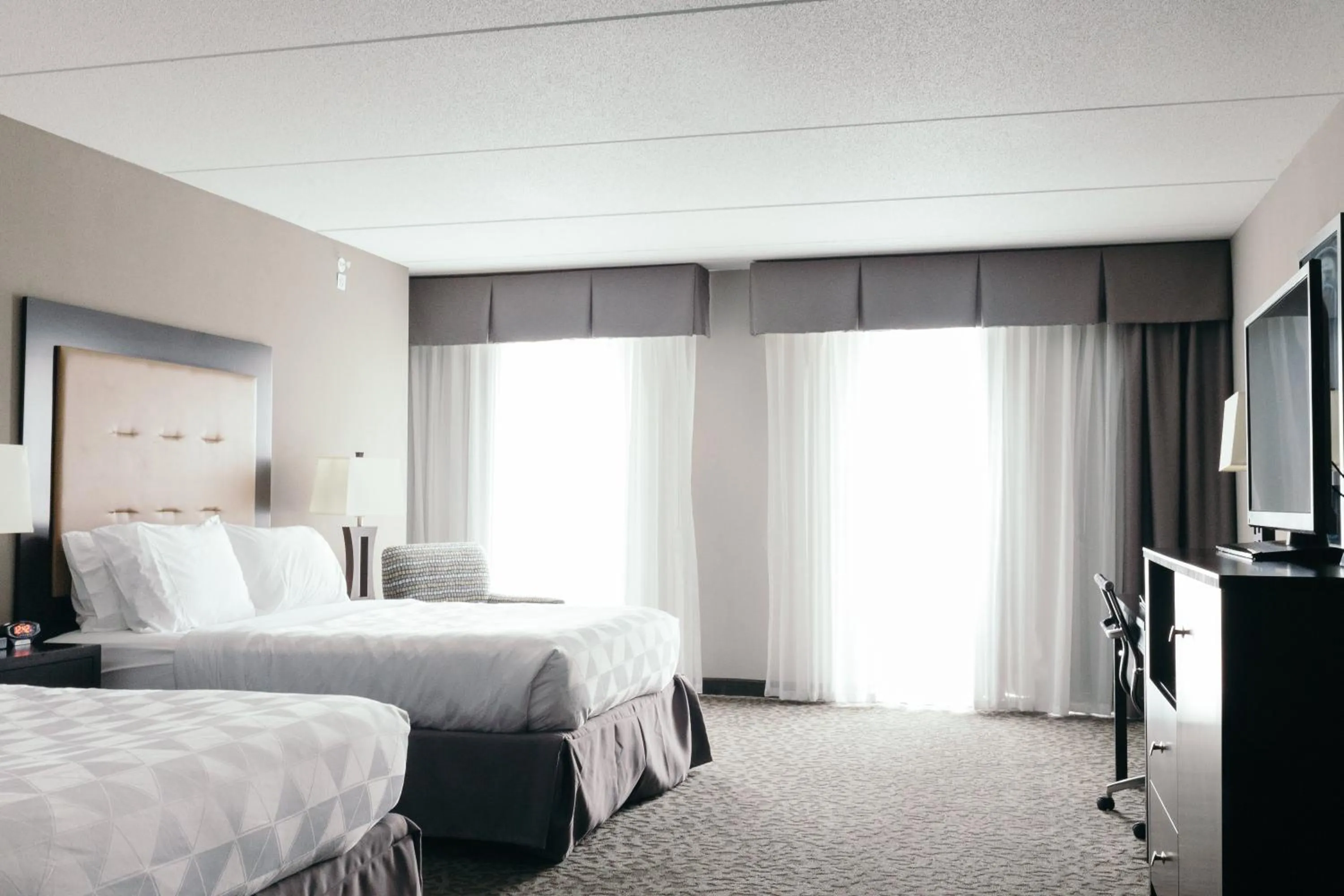 Photo of the whole room, Bed in Holiday Inn and Suites East Peoria by IHG