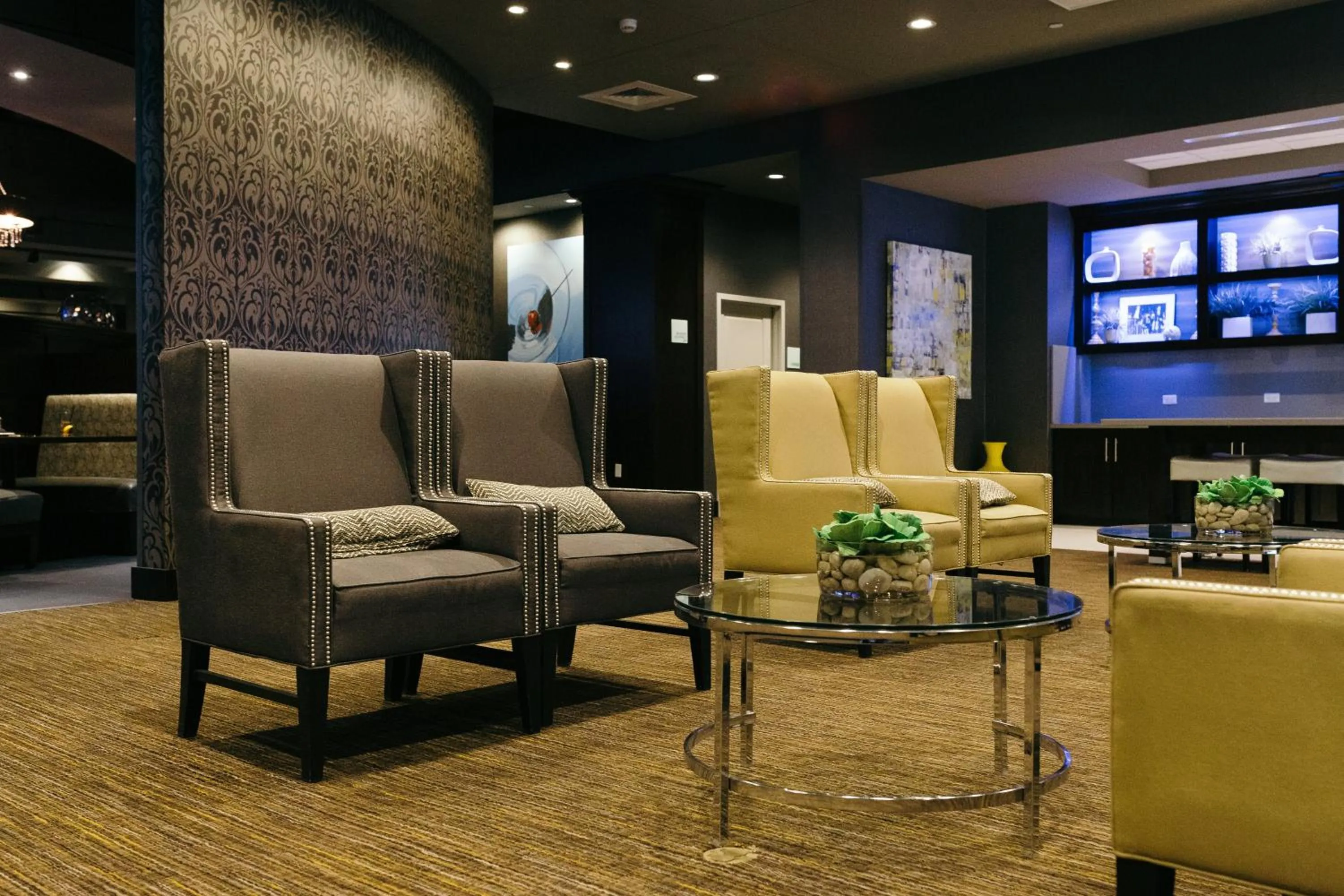 Property building in Holiday Inn and Suites East Peoria by IHG