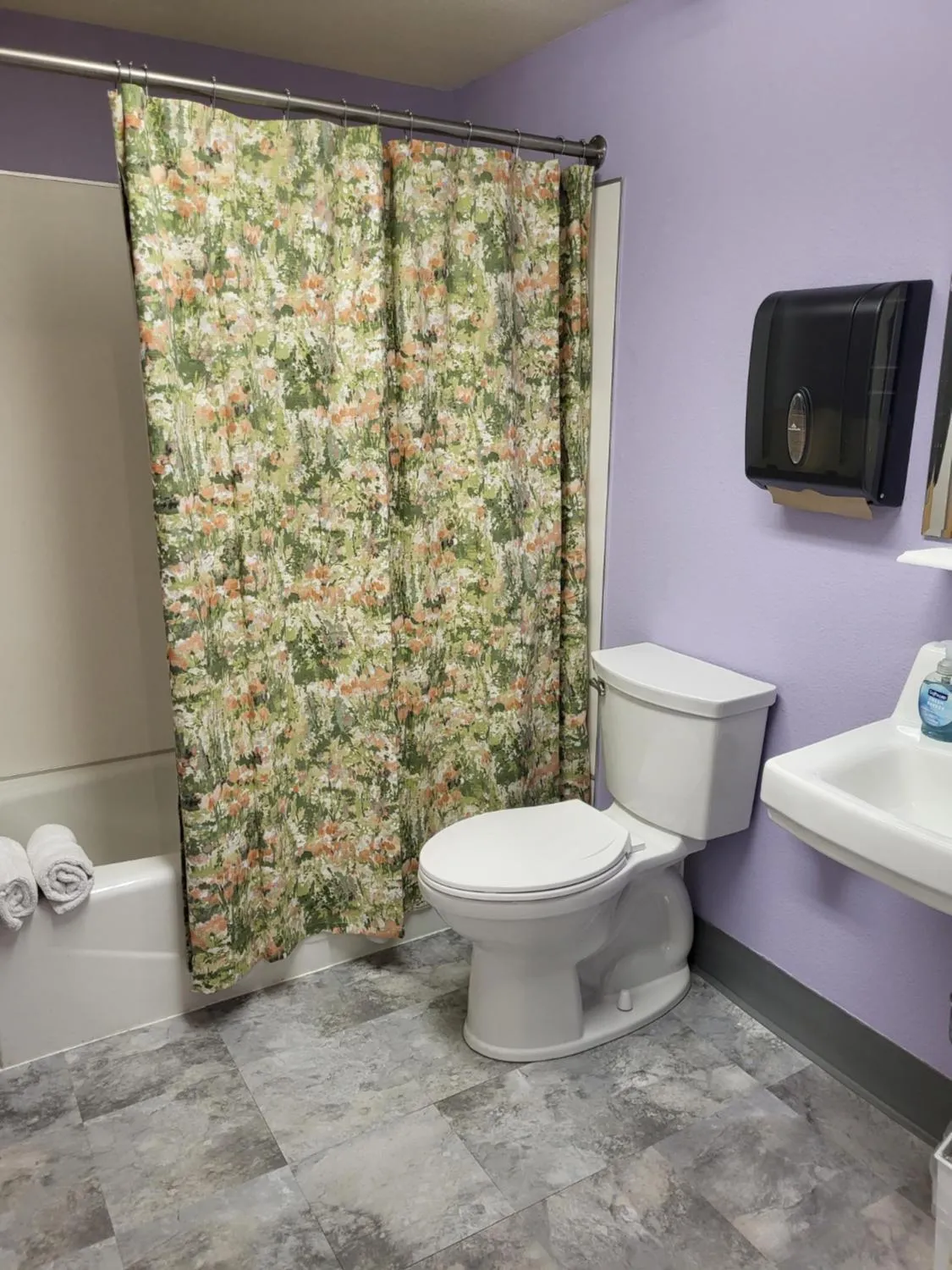 Bathroom in HI Sacramento Hostel