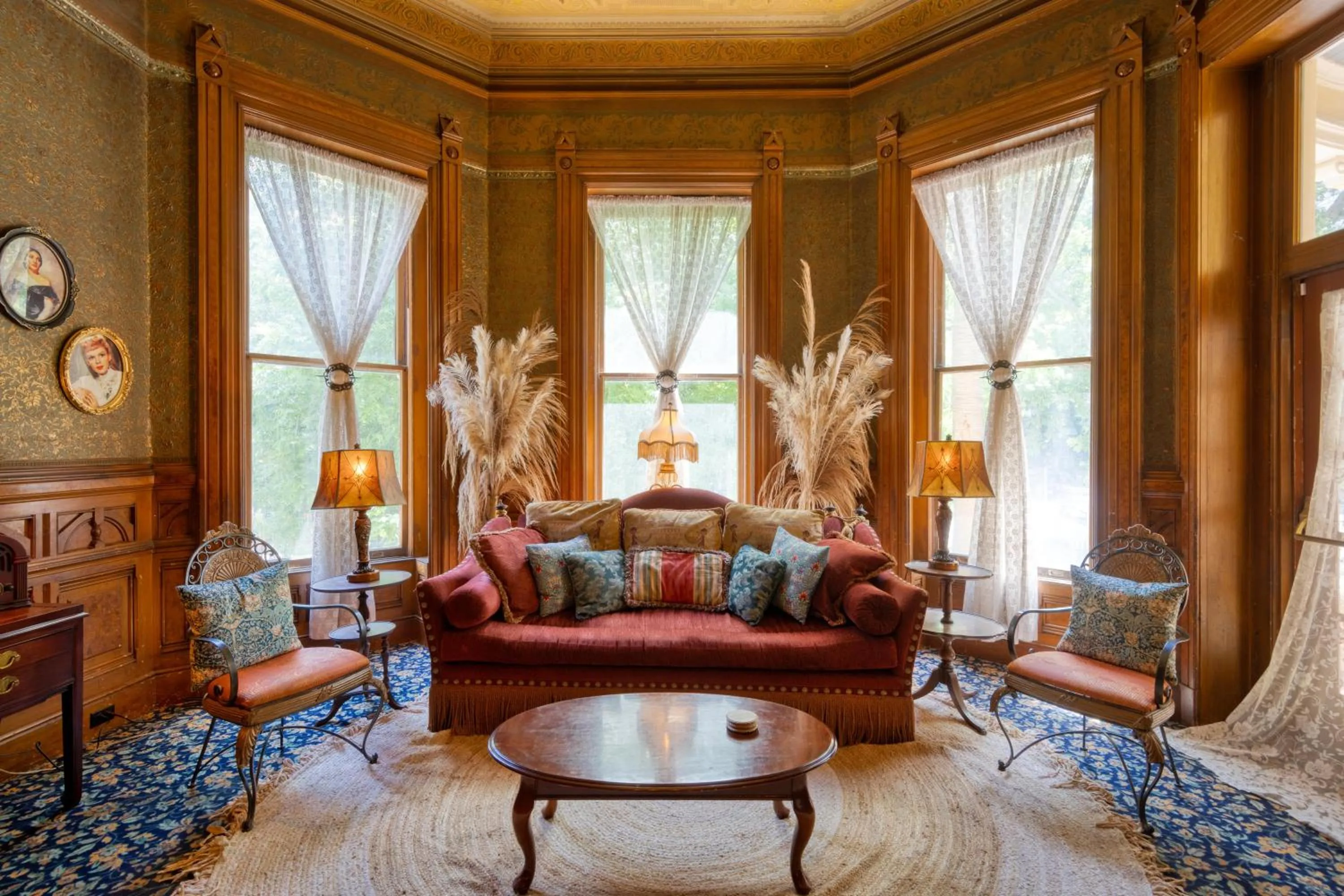 Living room in HI Sacramento Hostel