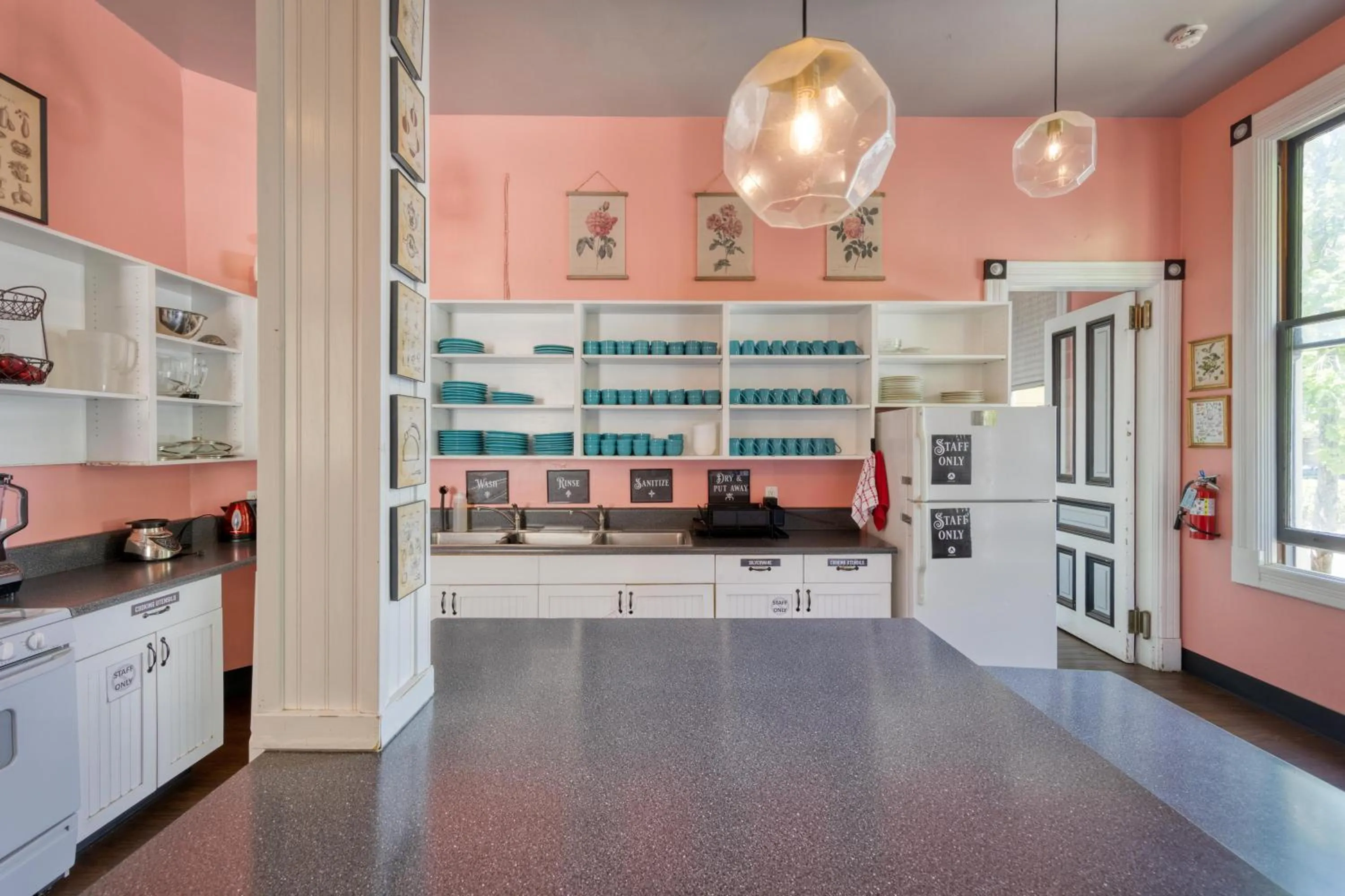 Kitchen or kitchenette in HI Sacramento Hostel