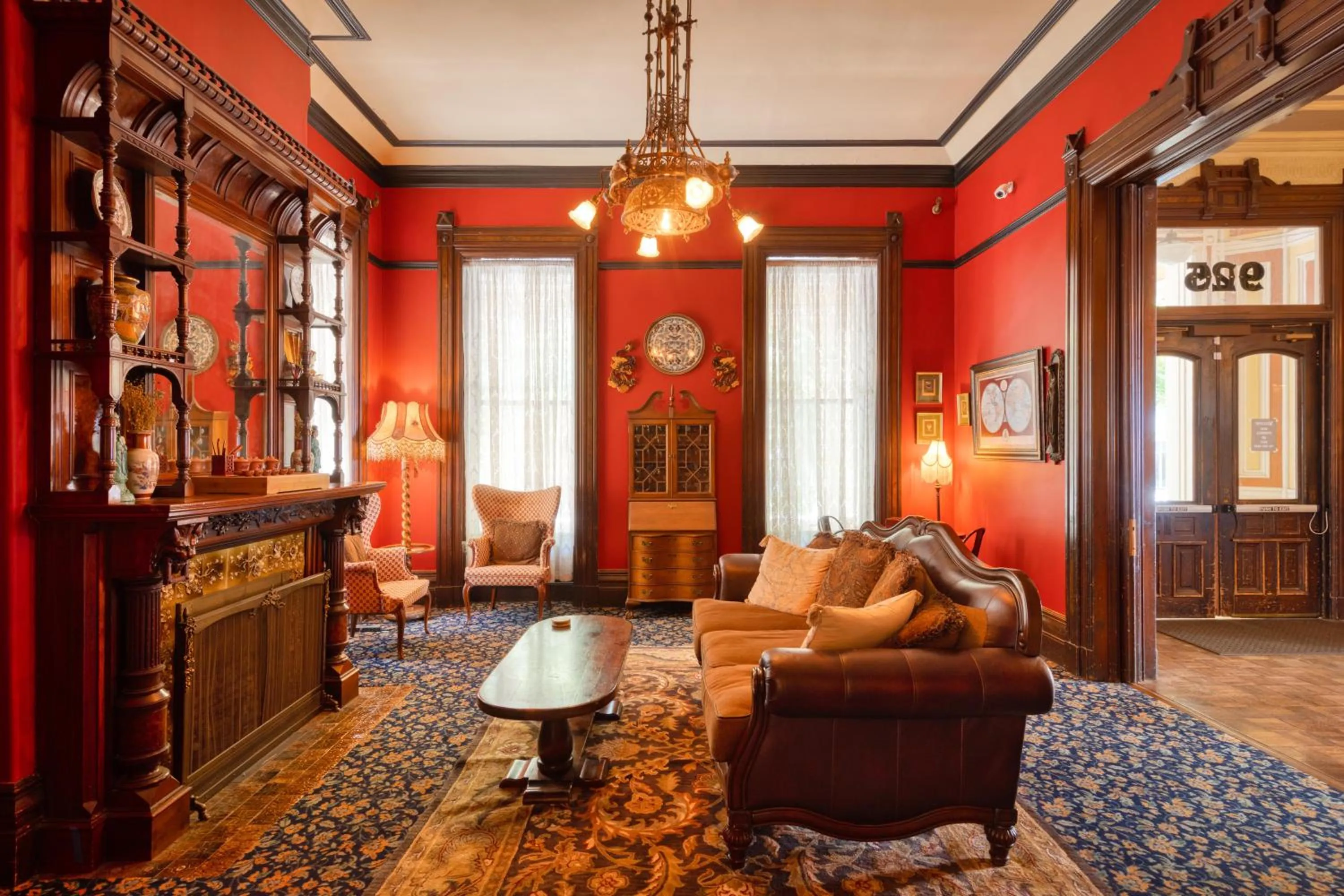 Living room in HI Sacramento Hostel