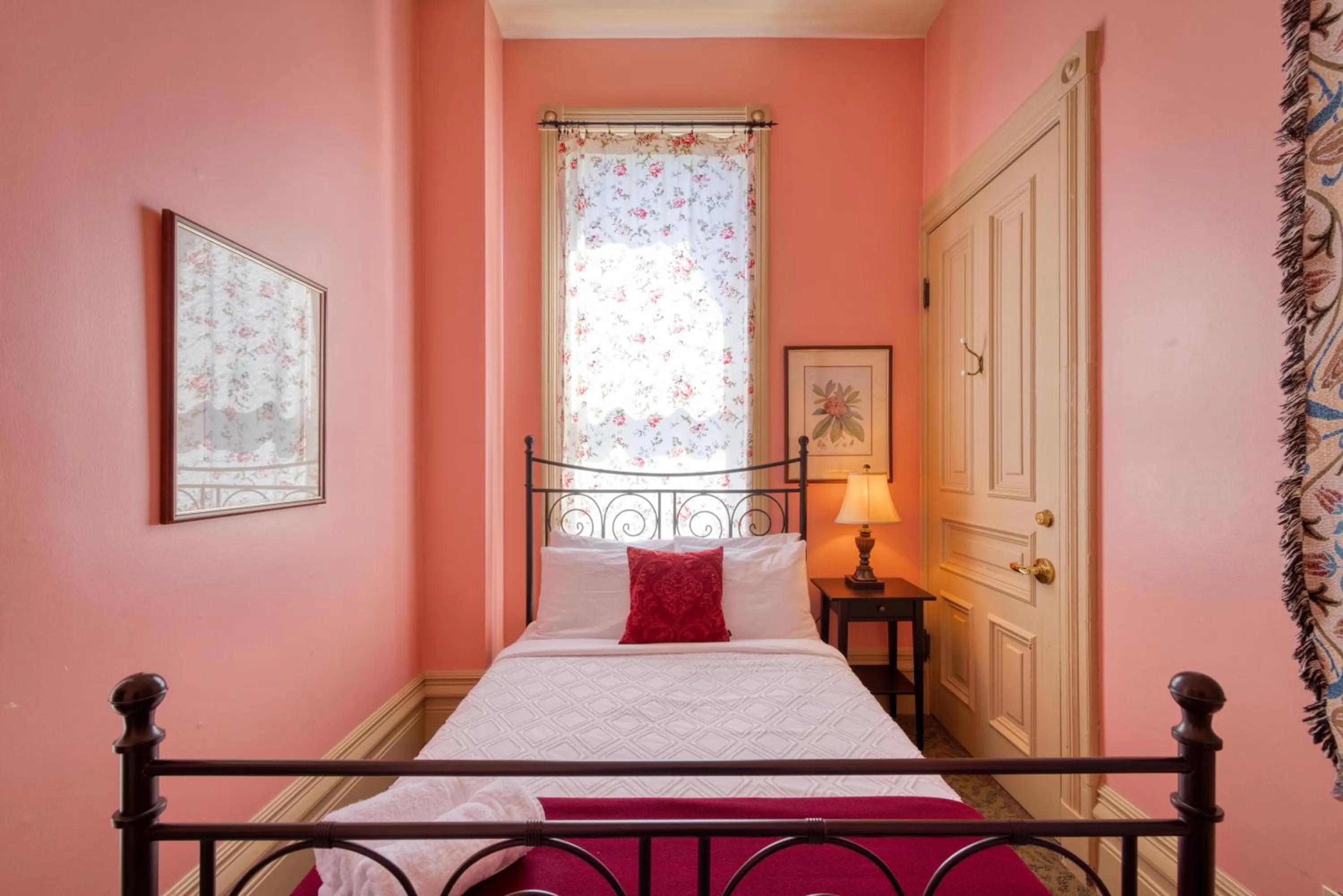 Bedroom, Bed in HI Sacramento Hostel