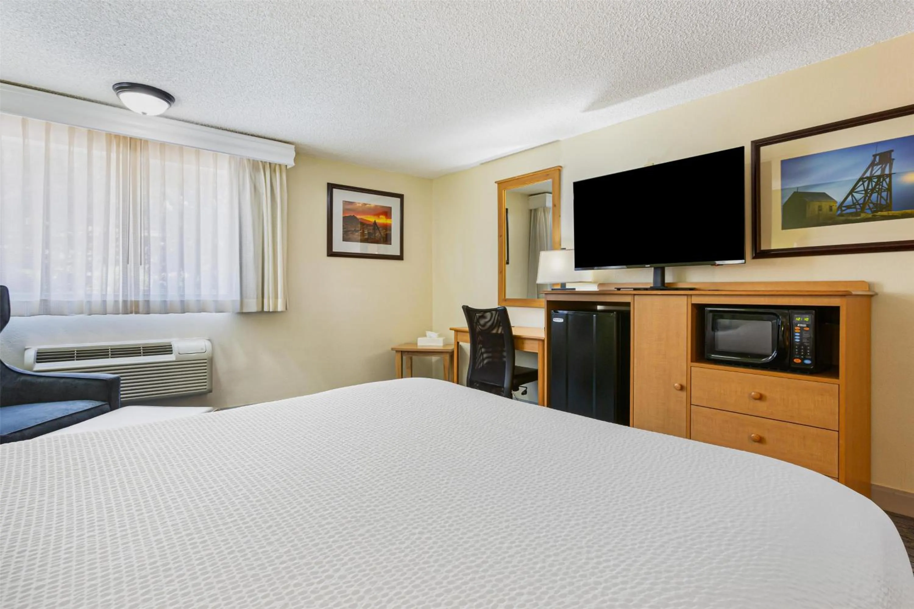 Bedroom, Bed in Best Western Hi-Desert Inn