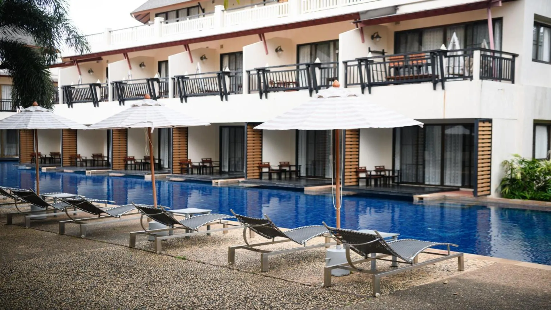 Swimming pool in Chada Lanta Beach Resort