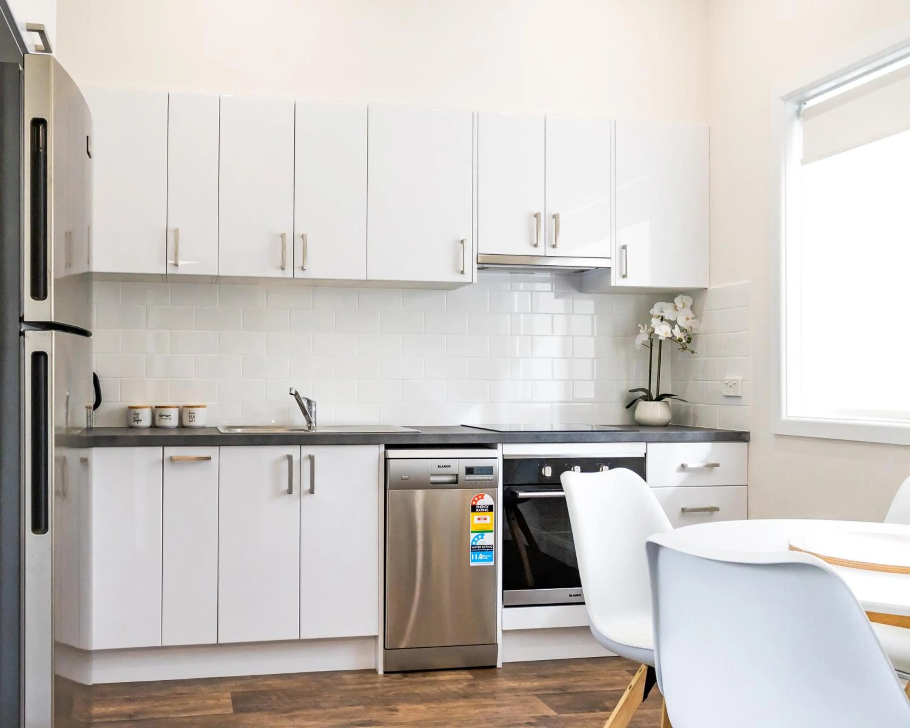 Kitchen or kitchenette in Zig Zag Motel & Apartments