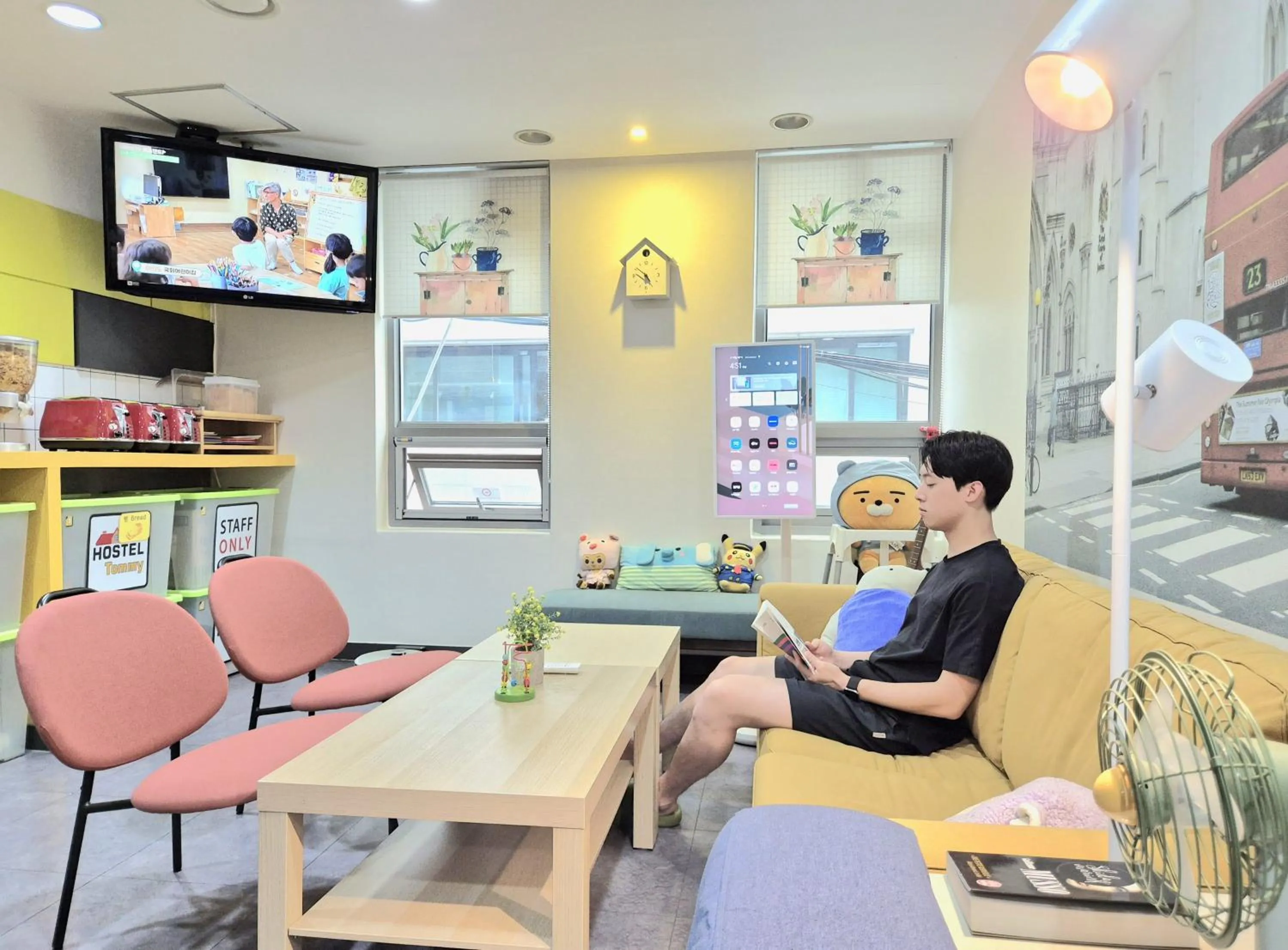 Communal lounge/ TV room in Hostel Tommy Renewal 2025