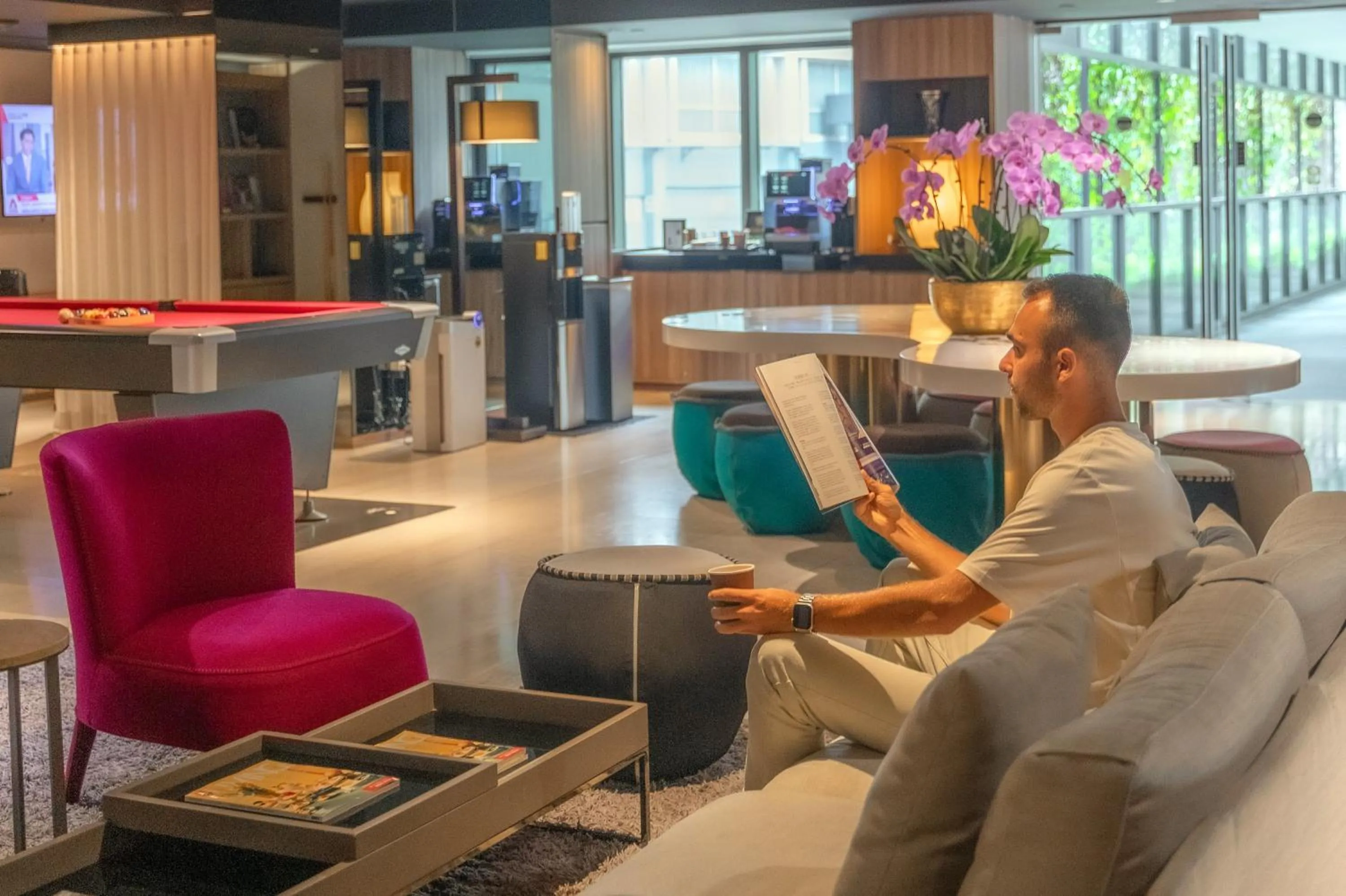 Communal lounge/ TV room in Pan Pacific Serviced Suites Beach Road, Singapore