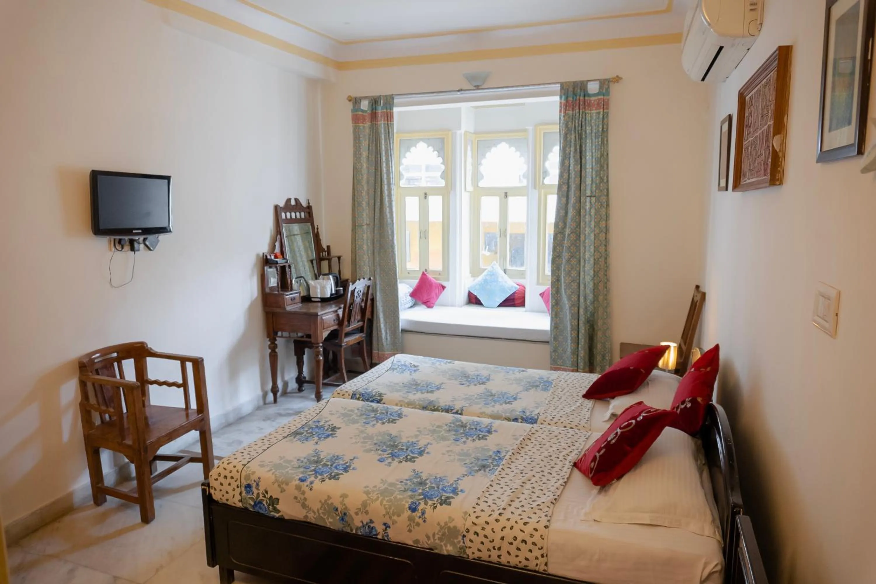 Photo of the whole room, Bed in Hotel Pratap Bhawan