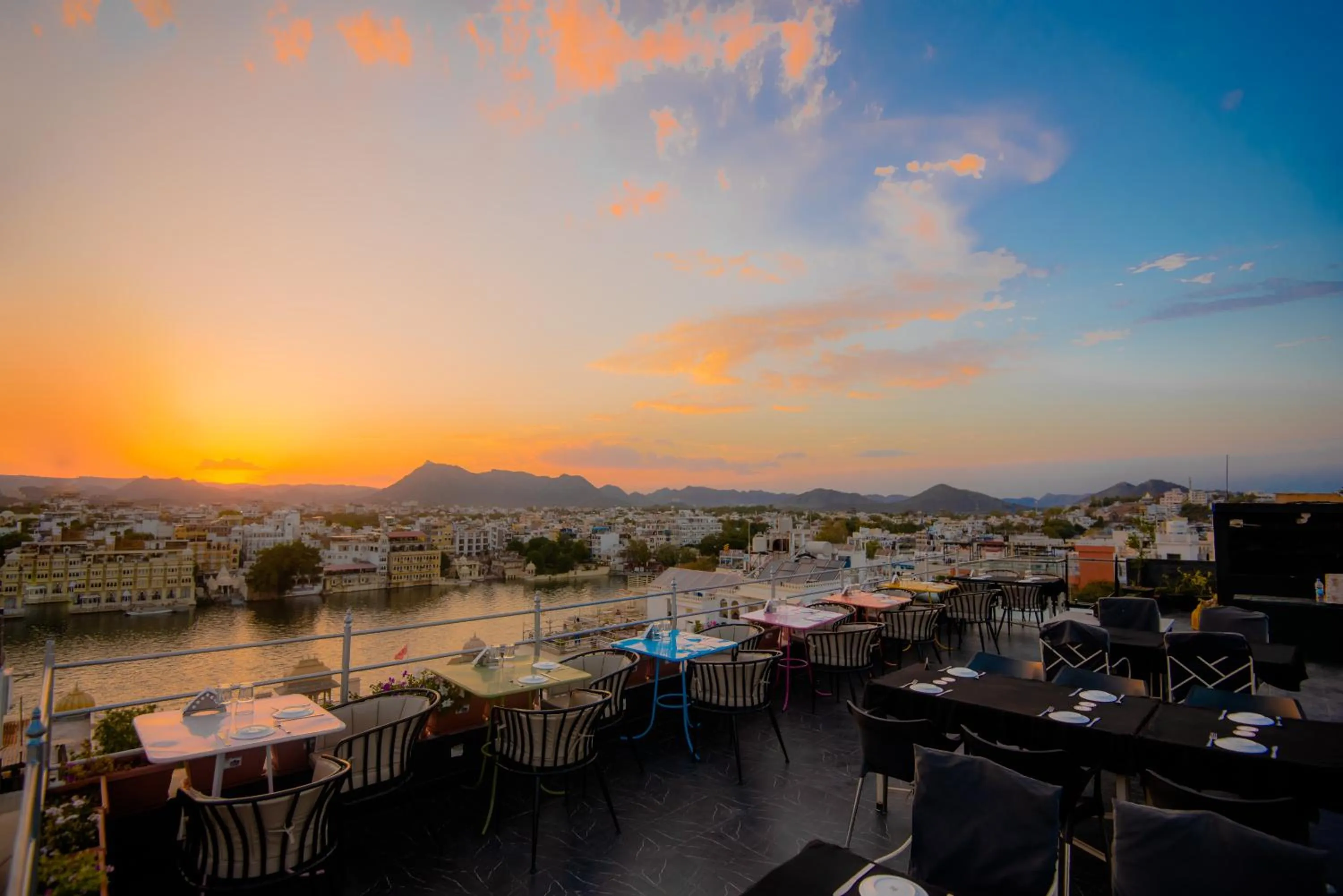 Restaurant/places to eat in Hotel Pratap Bhawan