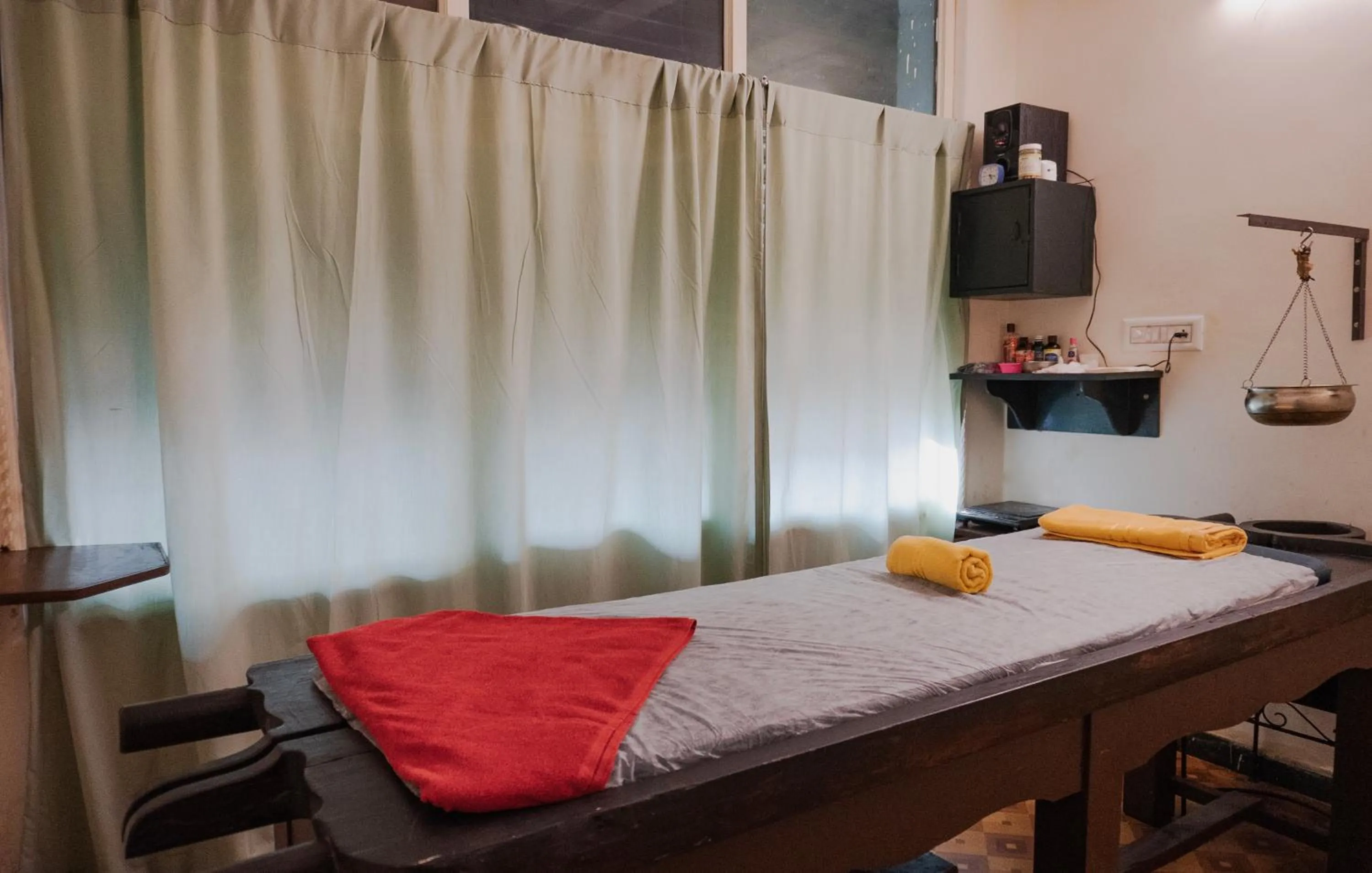 Spa and wellness centre/facilities, Bed in Hotel Pratap Bhawan