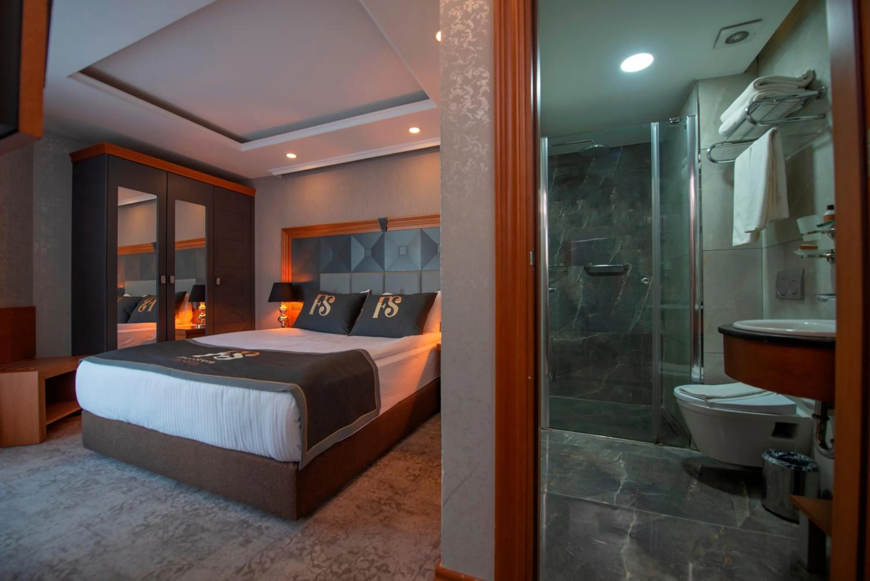 Shower, Bed in FOUR SEVEN HOTEL