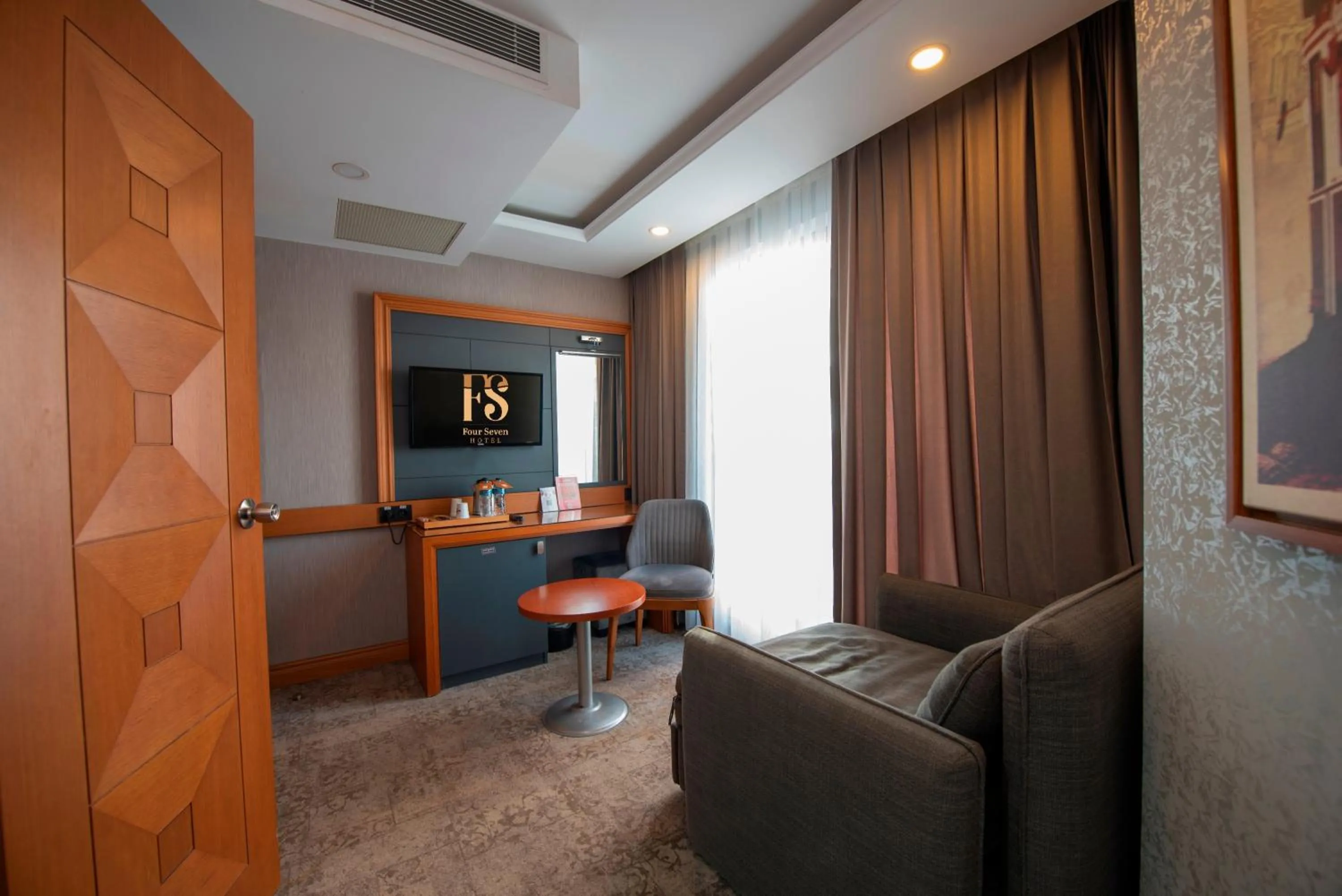 TV and multimedia in FOUR SEVEN HOTEL