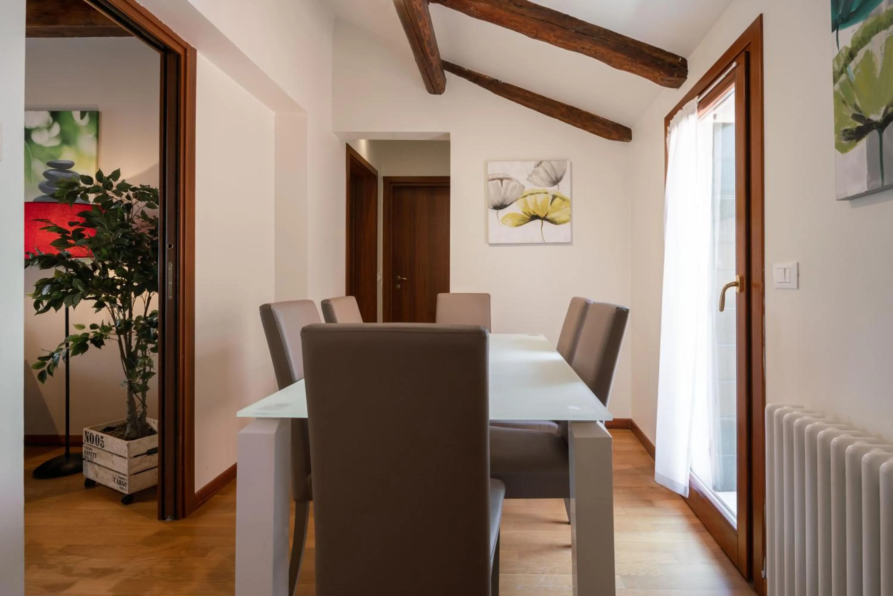 Dining area in Design Palace Apartment by Wonderful Italy