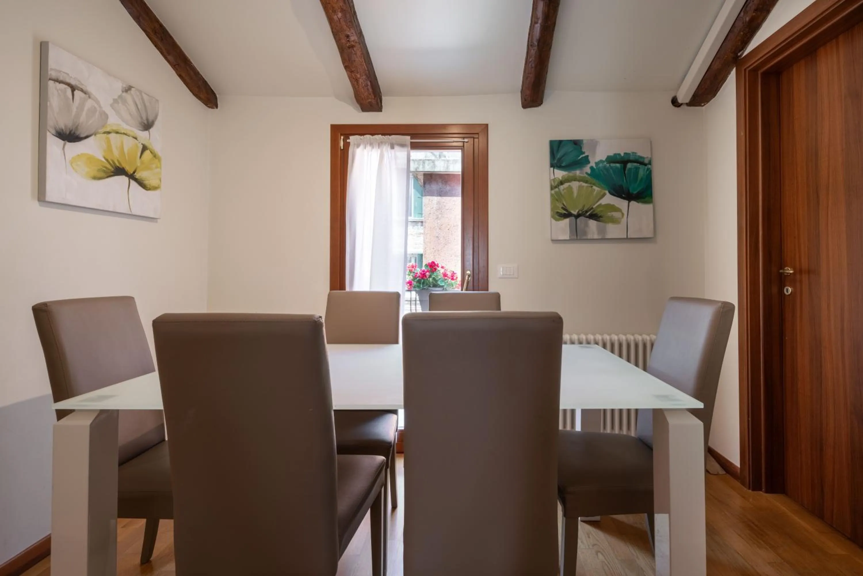 Dining area in Design Palace Apartment by Wonderful Italy