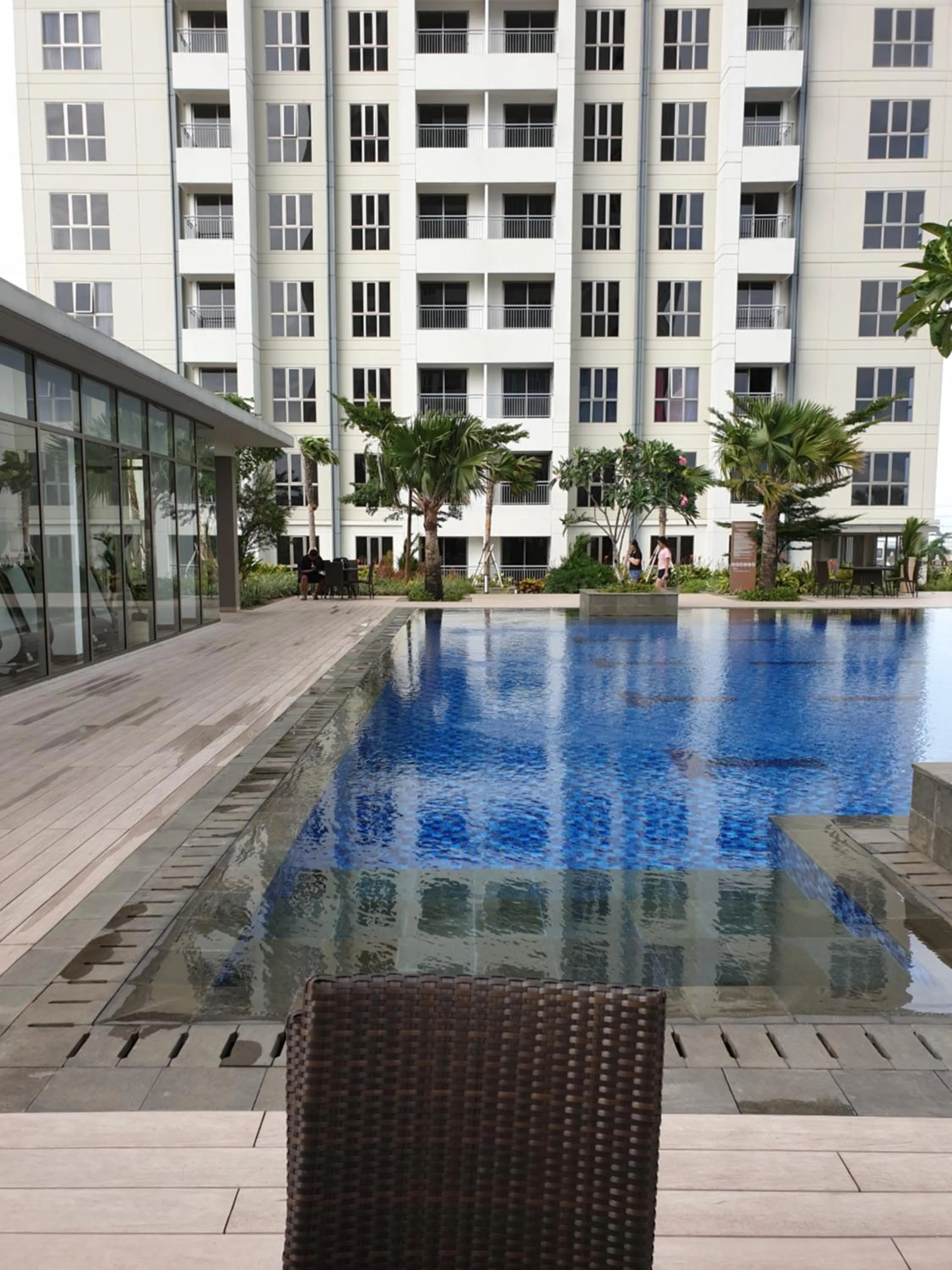 Swimming pool in M-Town Signature Gading Serpong by J`s Luxury Apartment
