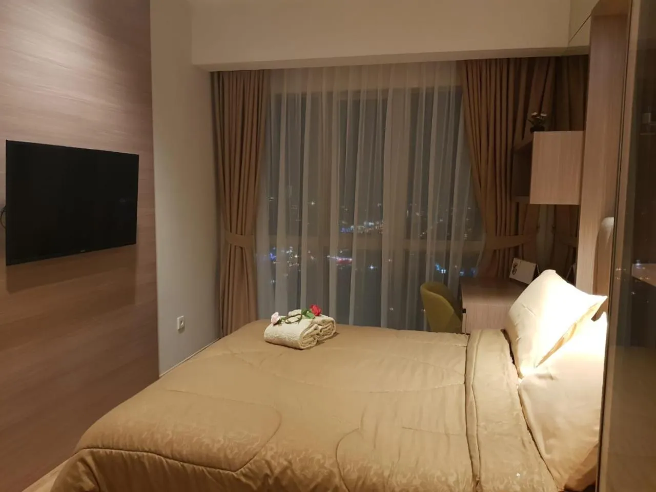 Bed in M-Town Signature Gading Serpong by J`s Luxury Apartment