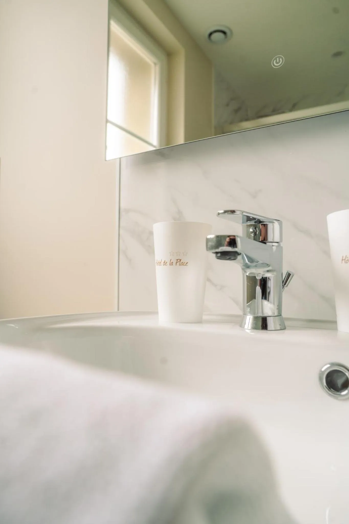 Bathroom, Bed in LOGIS -Hotel & Restaurant de la Place
