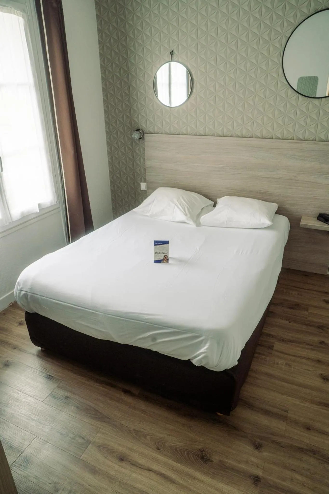 Bed in LOGIS -Hotel & Restaurant de la Place