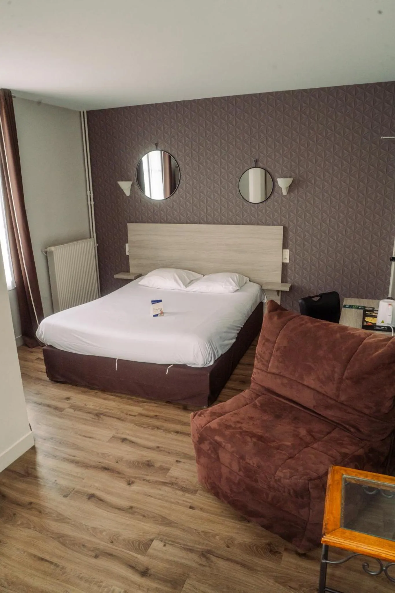 Bed in LOGIS -Hotel & Restaurant de la Place