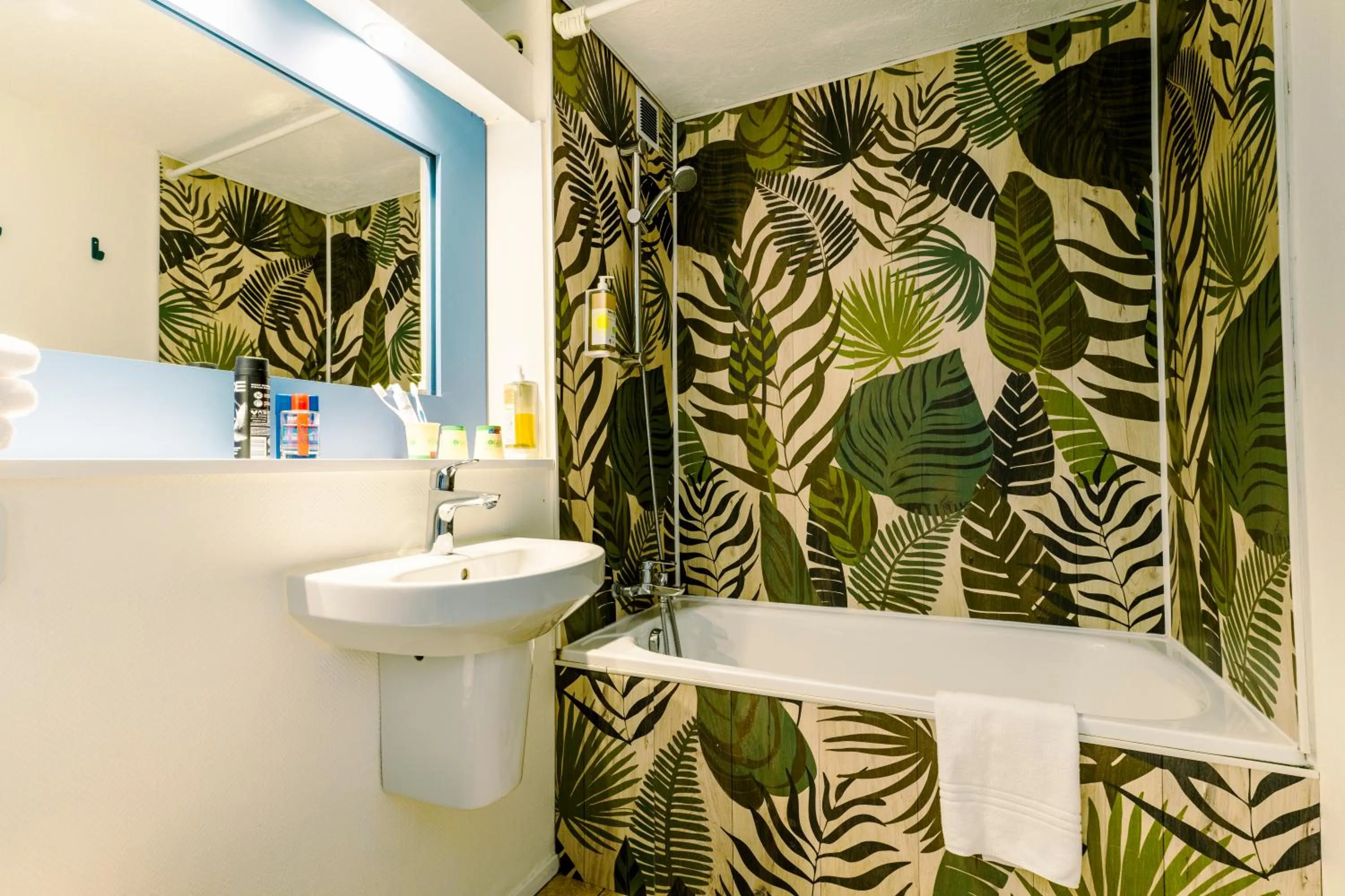 Bathroom in greet Hotel Belleville en Beaujolais A6