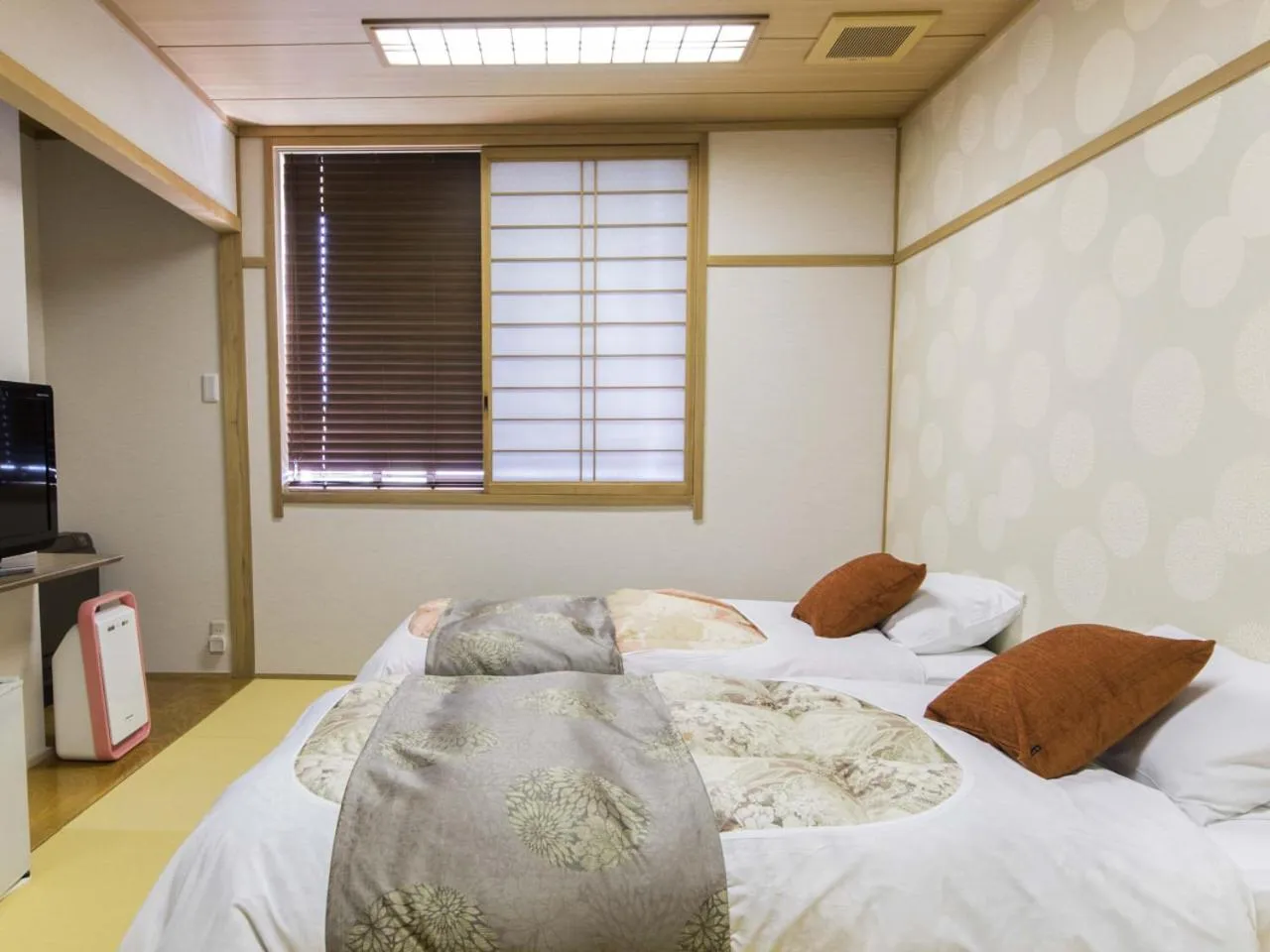 Bed in Dogo-no-Yado Katsuragi