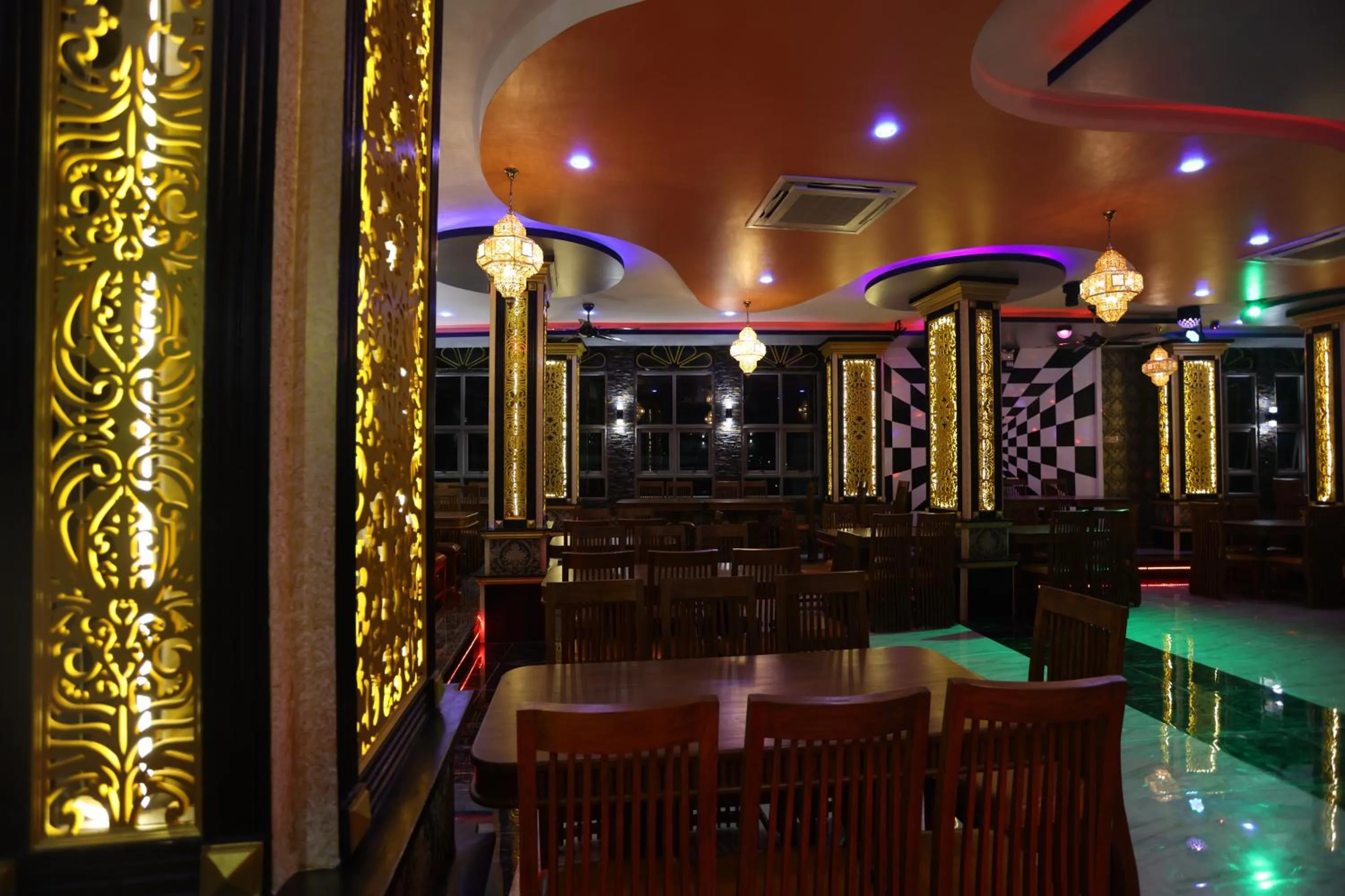 Restaurant/places to eat in BAB ALHARA HOTEL