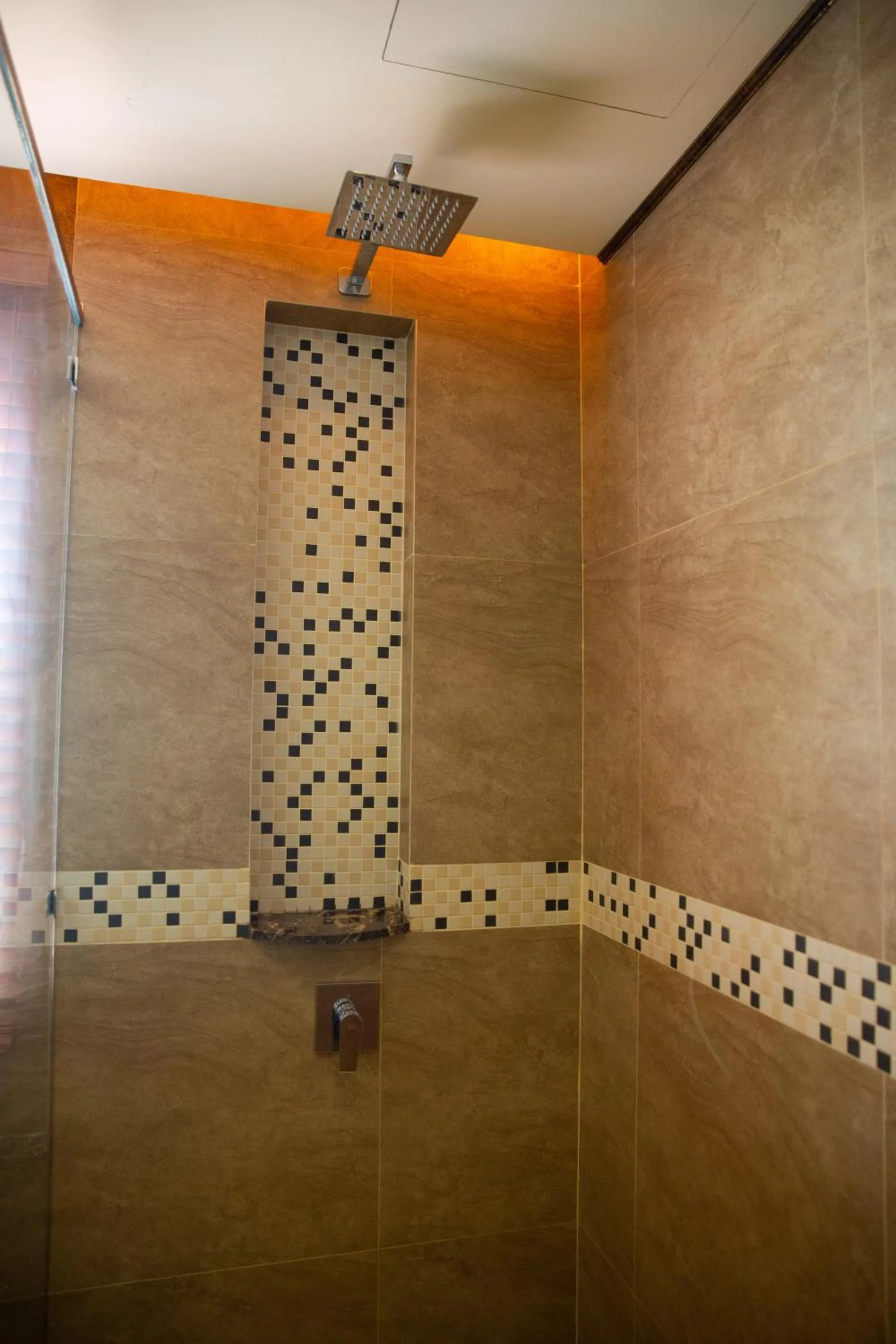 Shower in BAB ALHARA HOTEL