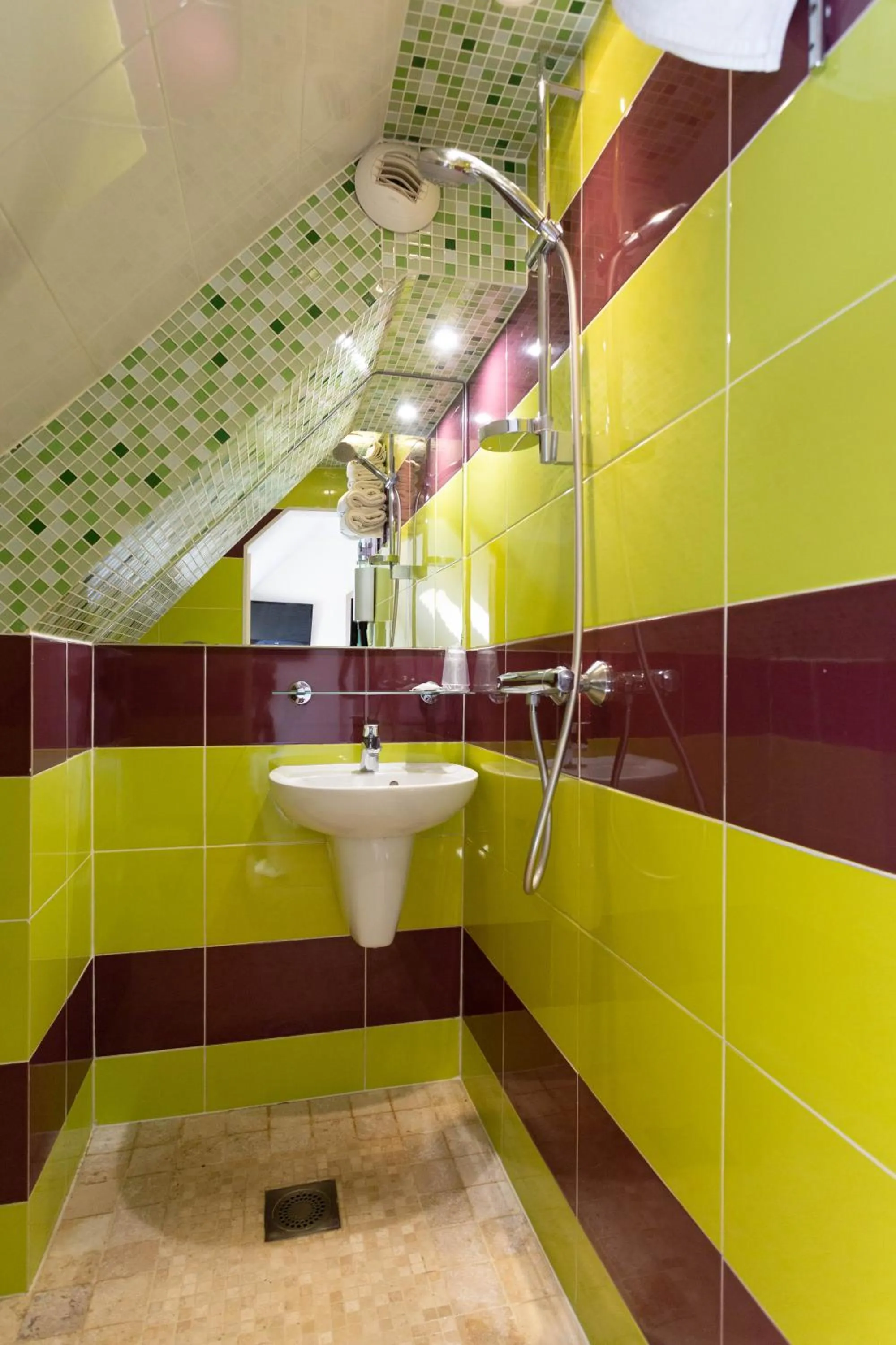 Bathroom in Hotel Mimosa Paris