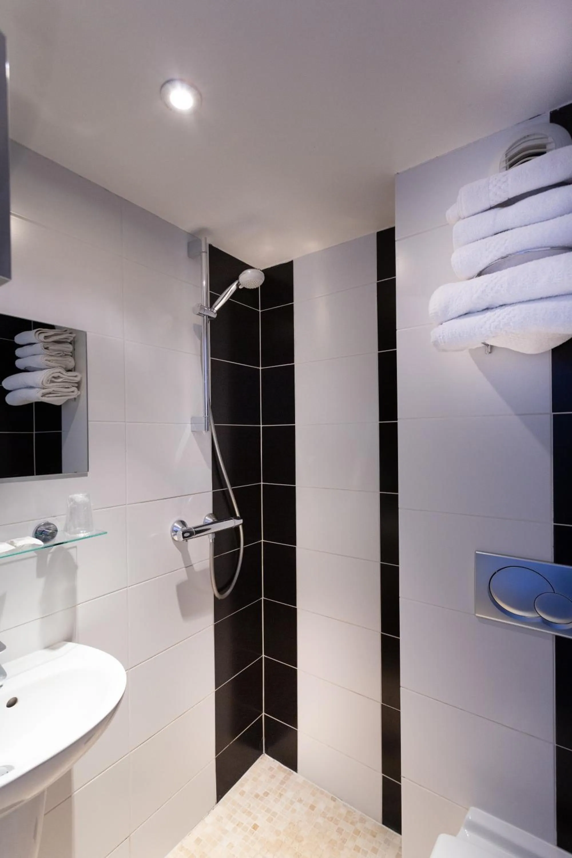 Shower in Hotel Mimosa Paris
