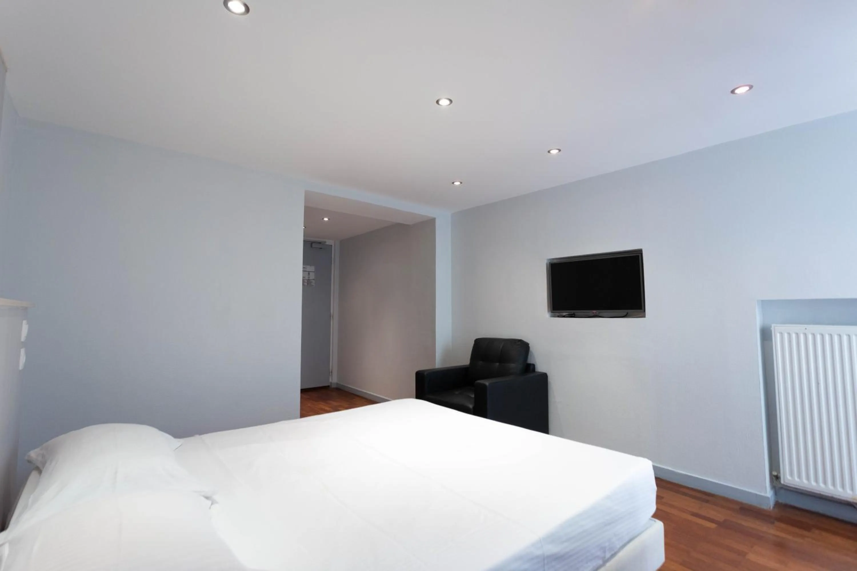 Bed in Hotel Mimosa Paris