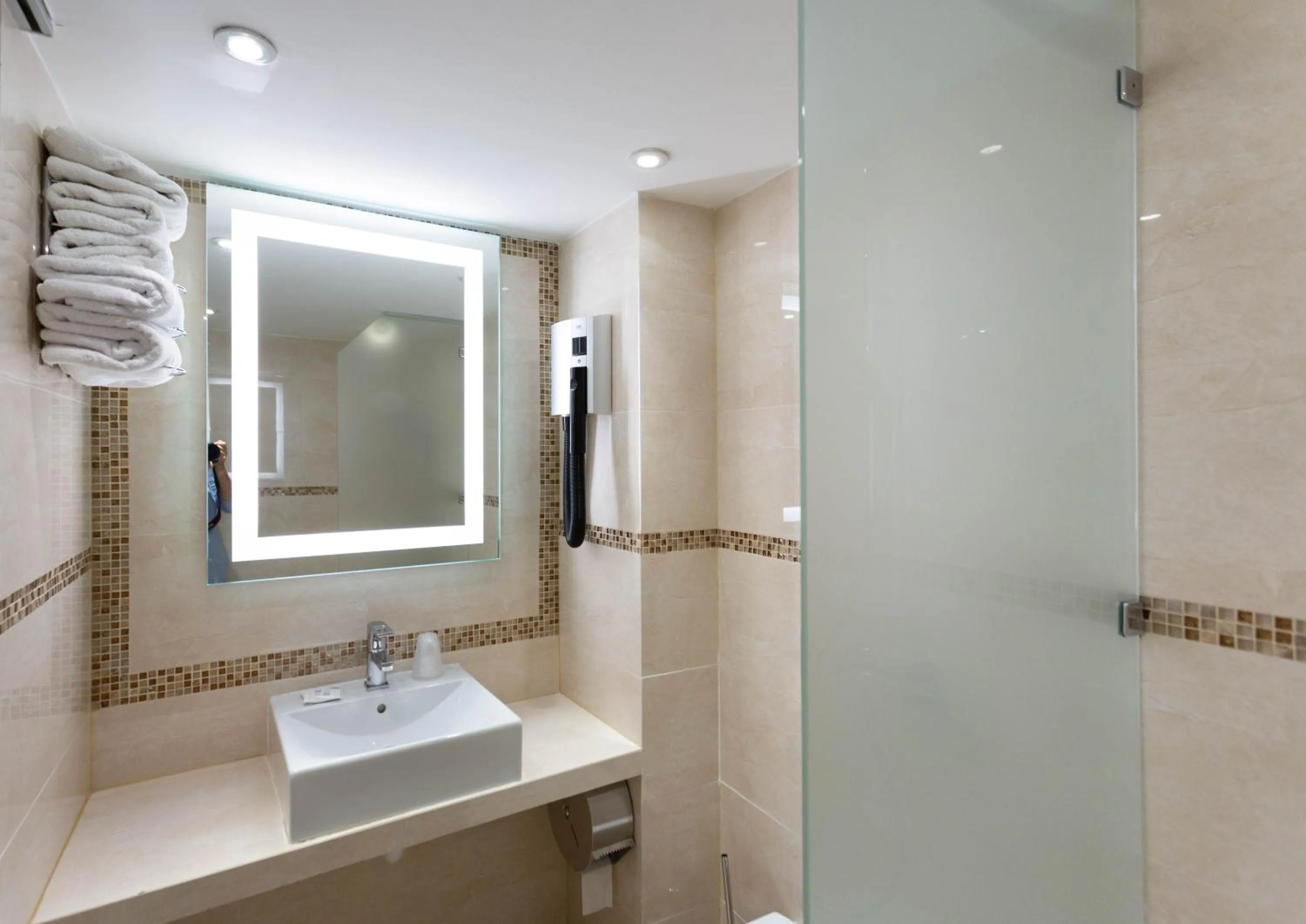 Bathroom in Hotel Mimosa Paris