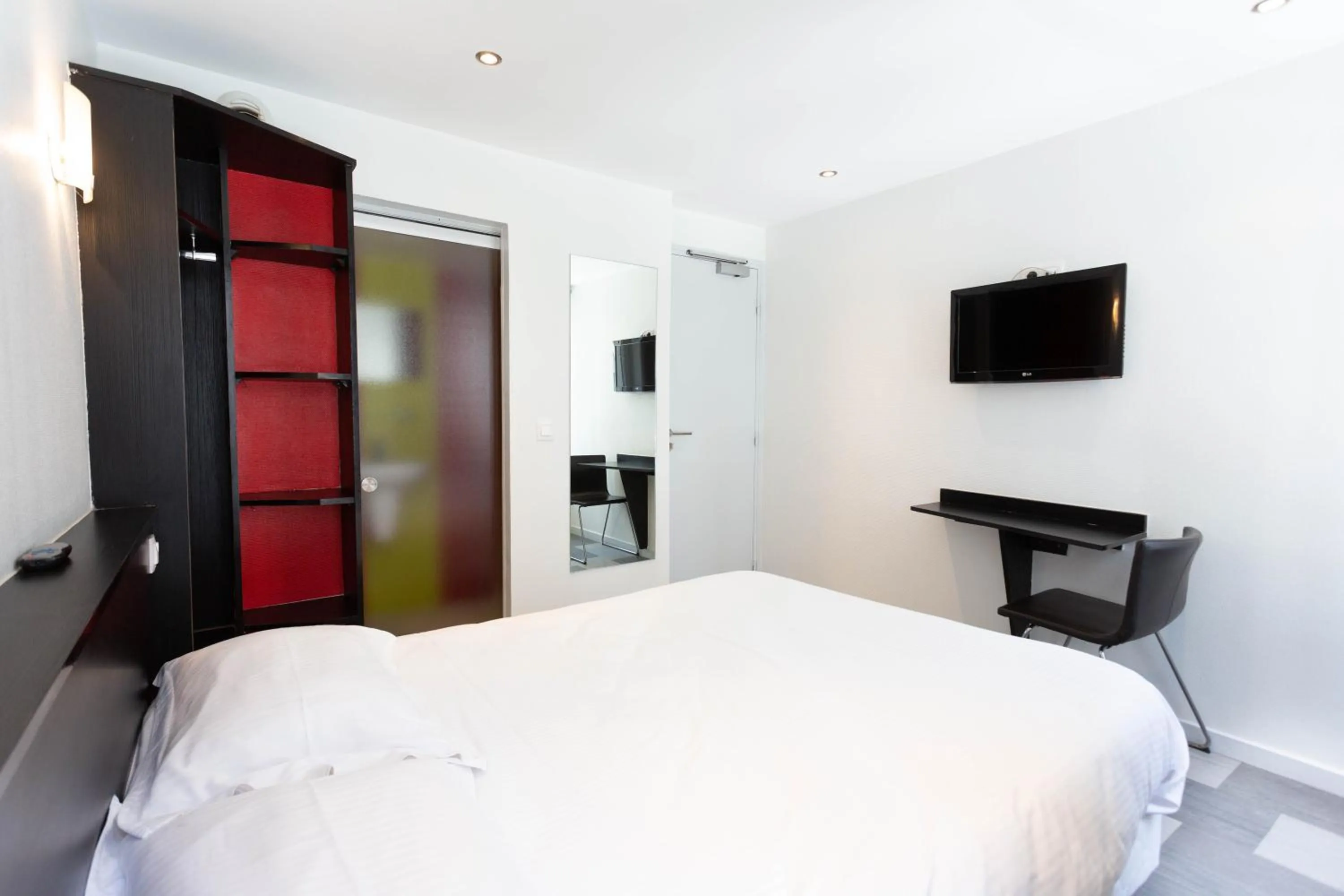 TV and multimedia, Bed in Hotel Mimosa Paris