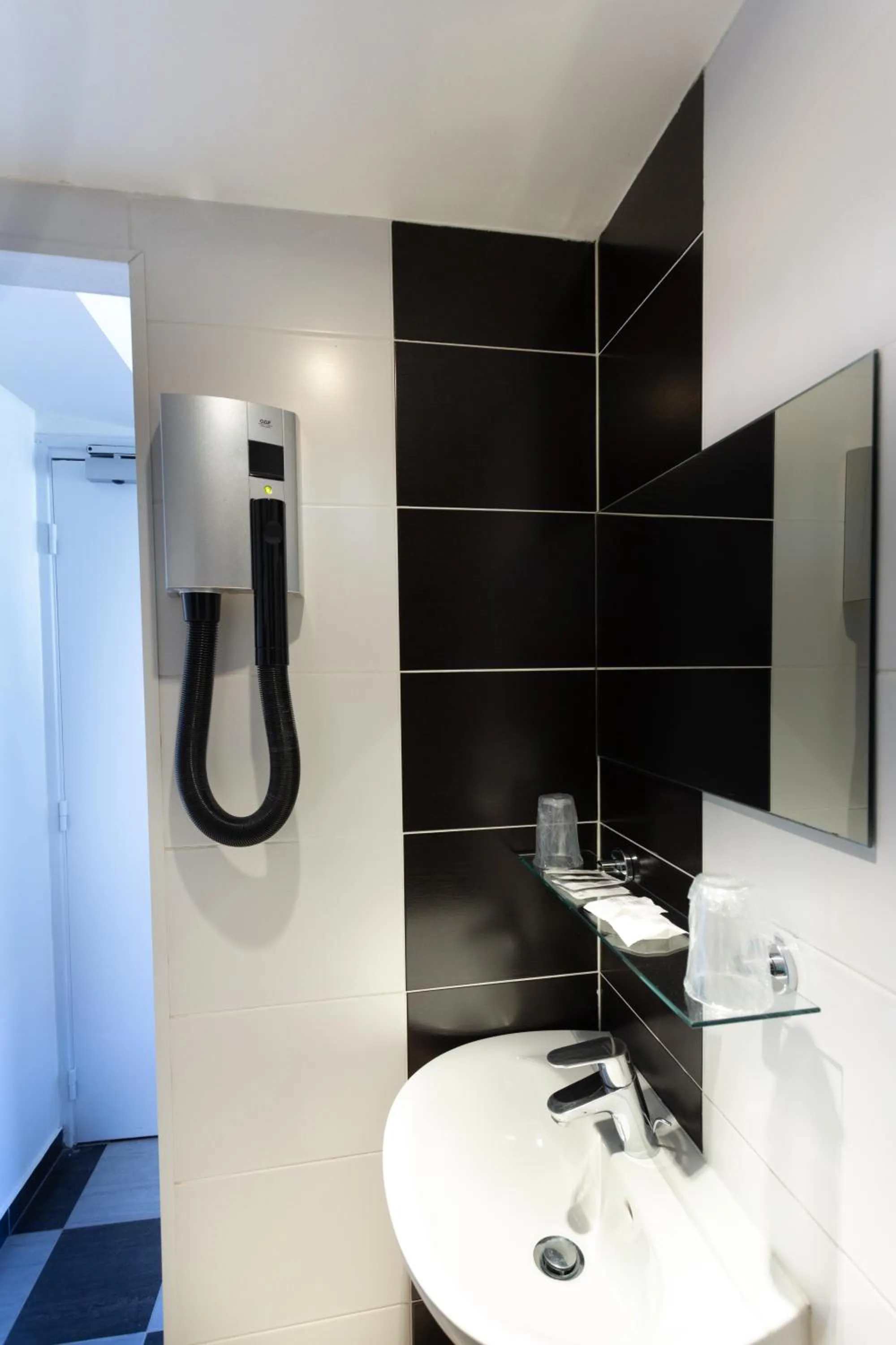 Bathroom in Hotel Mimosa Paris