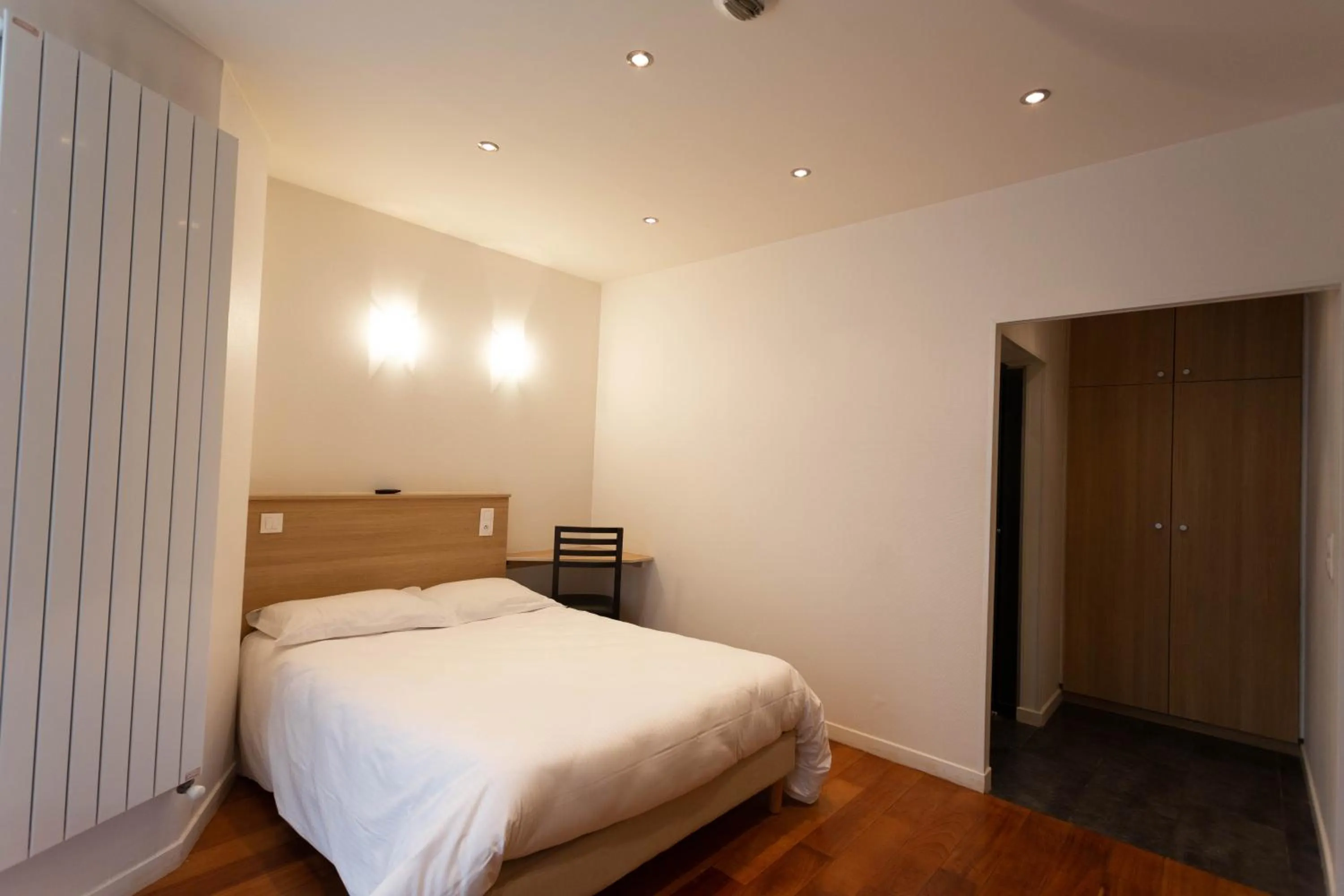 Bed in Hotel Mimosa Paris