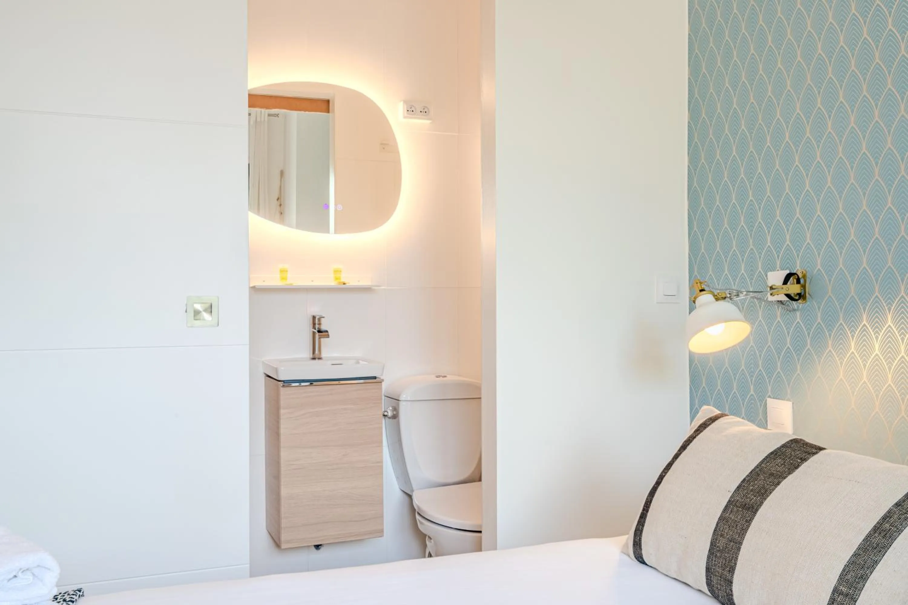 Bed in Single Fin Hotel & Lodge