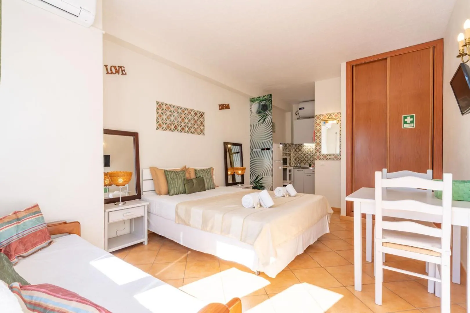 Bedroom, Bed in Bem Parece by Umbral