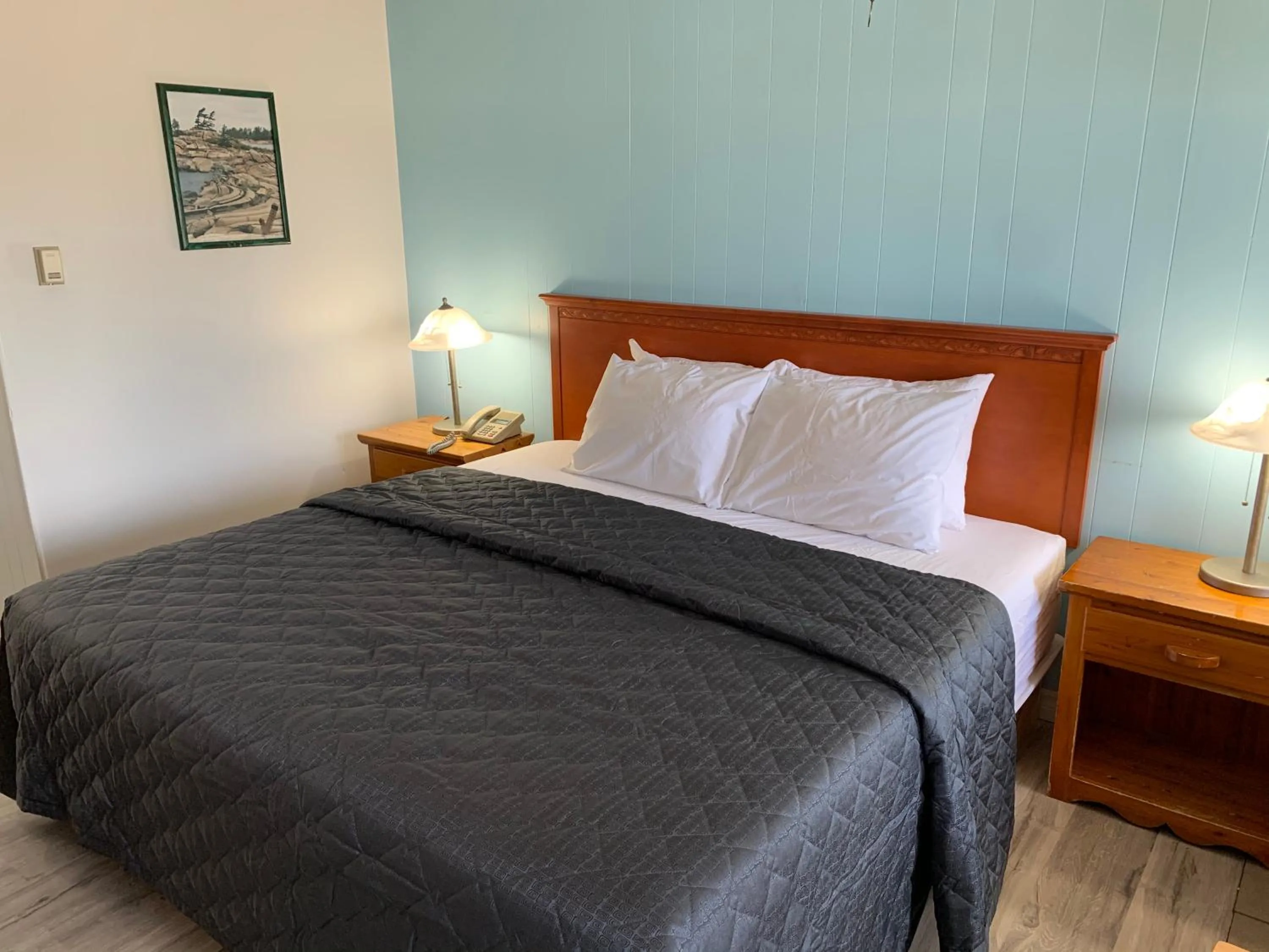 Bed in Town & Country Motel