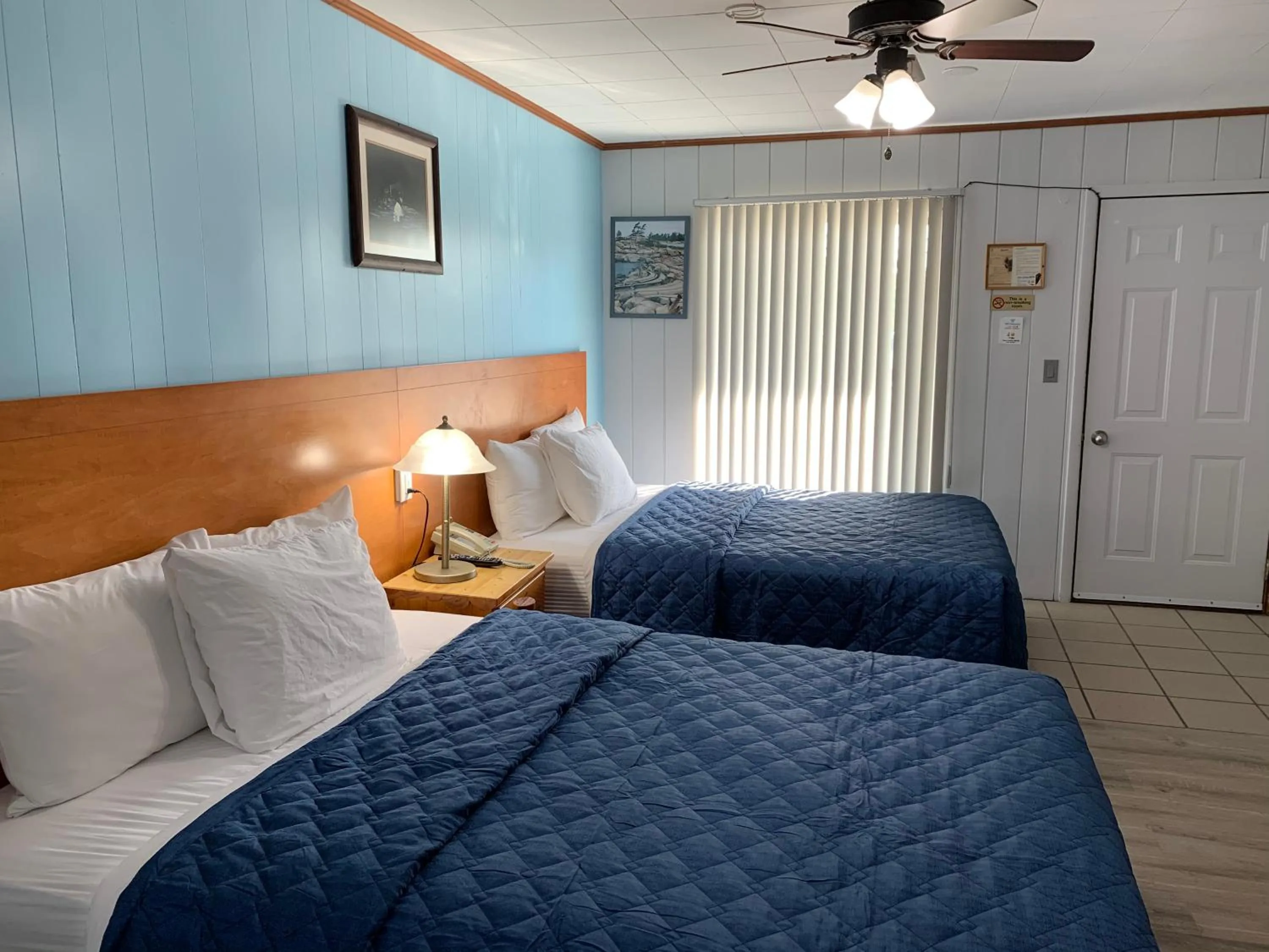 Bedroom, Bed in Town & Country Motel