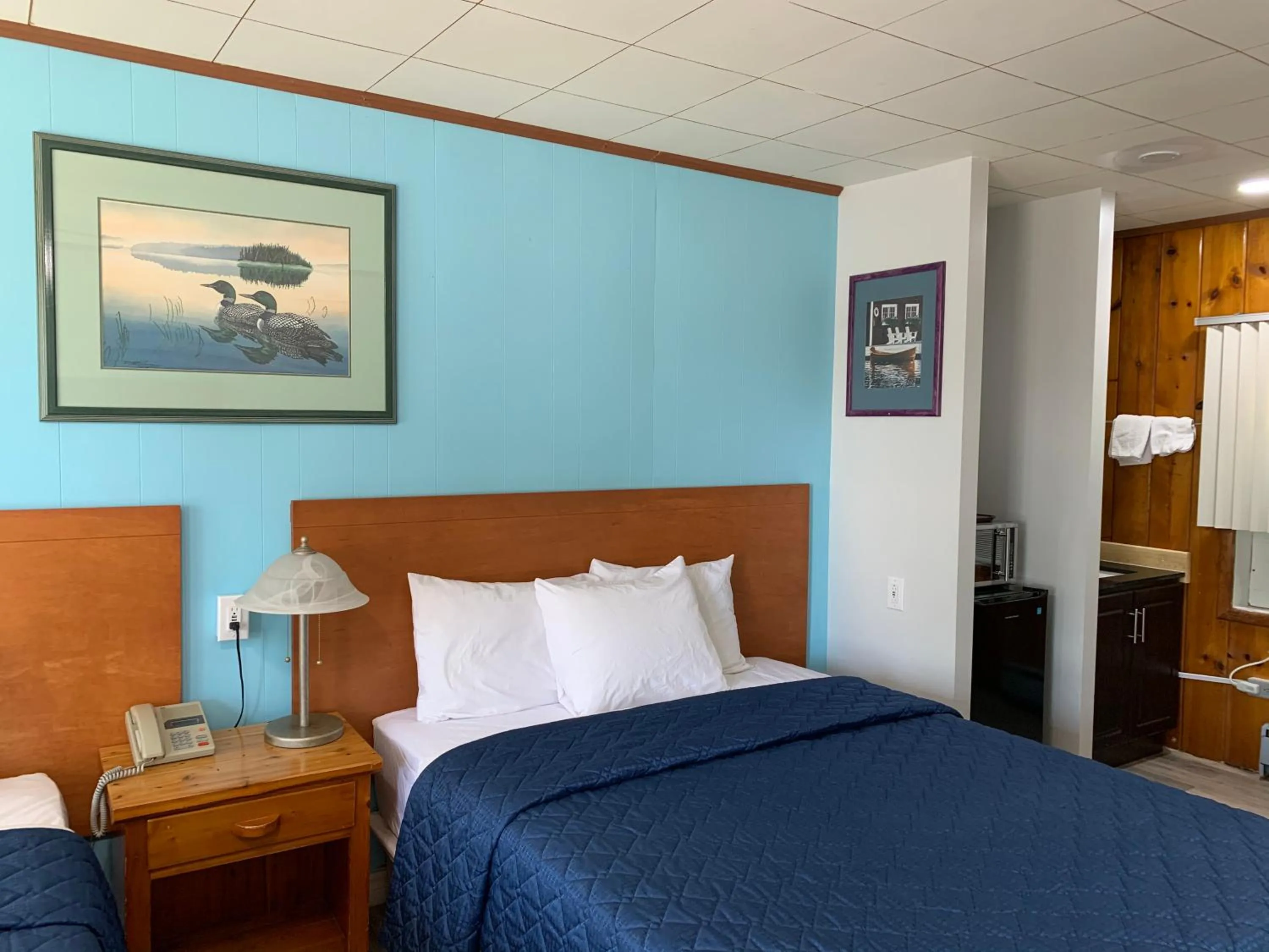 Bed in Town & Country Motel